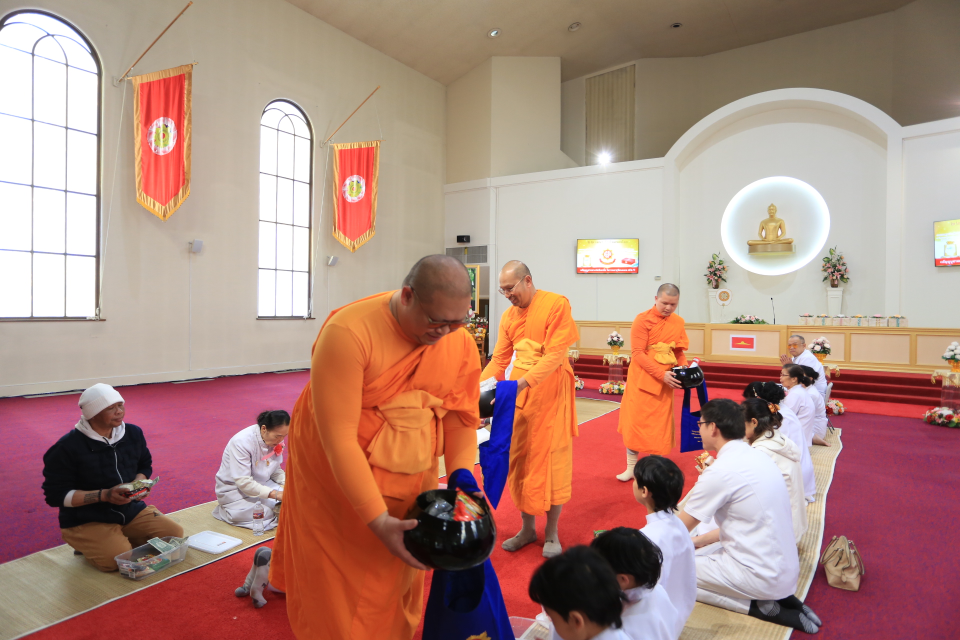 ได้ร่วมกันตักบาตรข้าวสารอาหารแห้ง เพื่อร่วมกันสืบสานประเพณีอันดีงามของชาวพุทธ