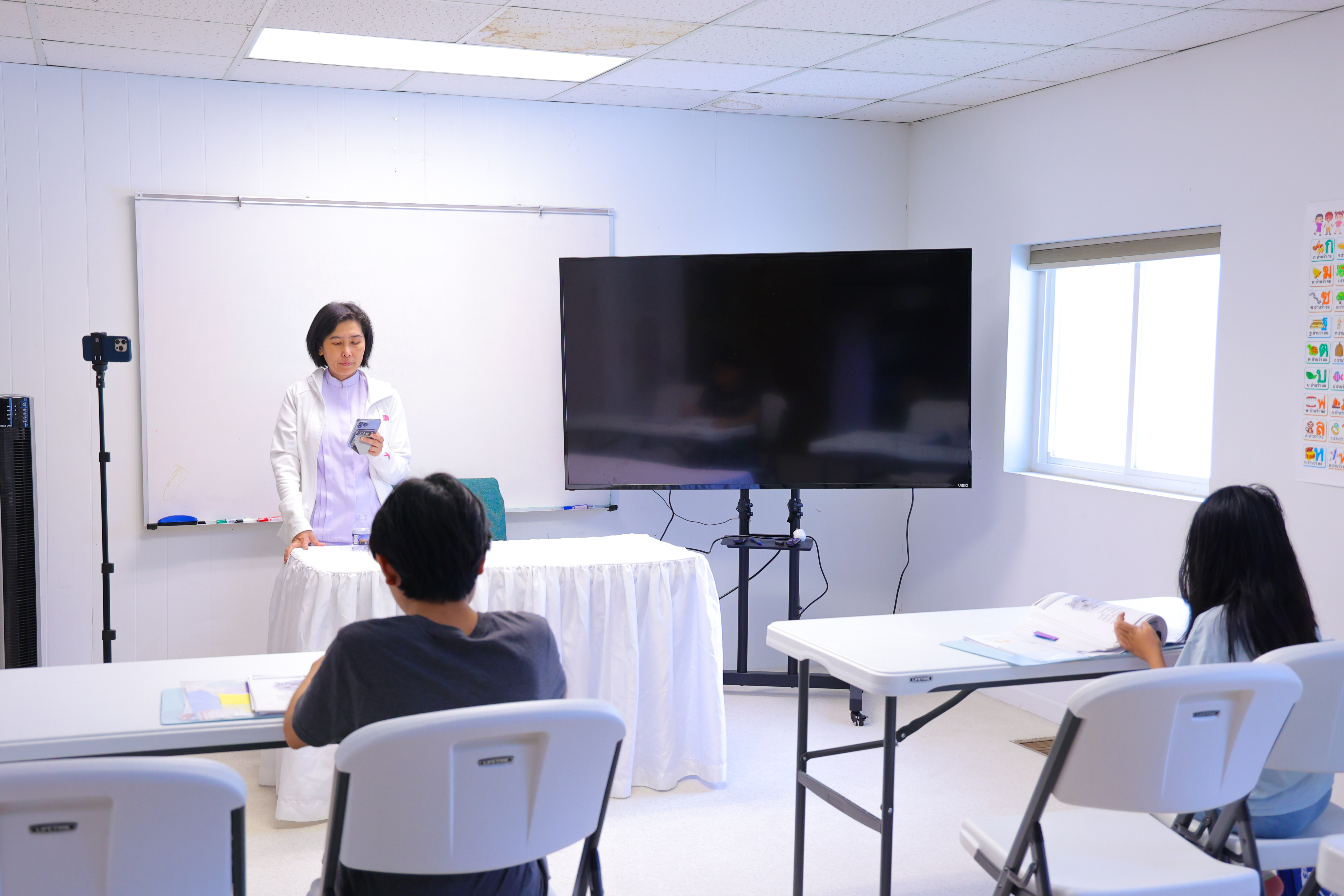 โรงเรียนสอนภาษาไทยในสัปดาห์นี้ ได้เปิดสอนในระดับ Intermediate โดยมีอุบาสิกาธนอมรัตน์ หัสชัย ทำหน้าที่เป็นคุณครูอาสา