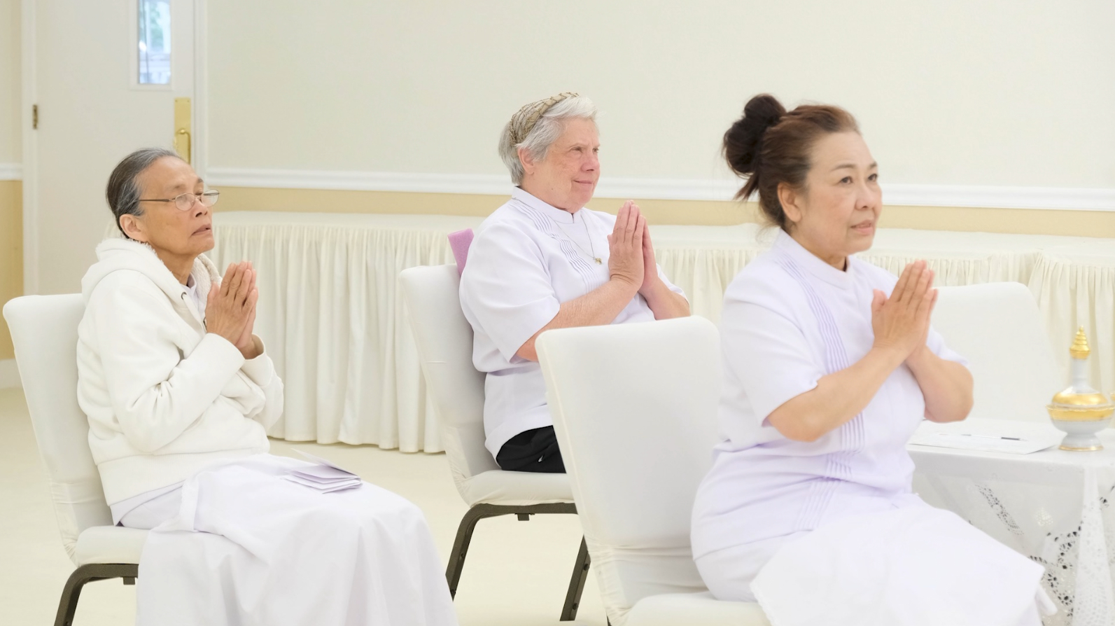 ทุกท่านประกอบพิธีถวายกองบุญ