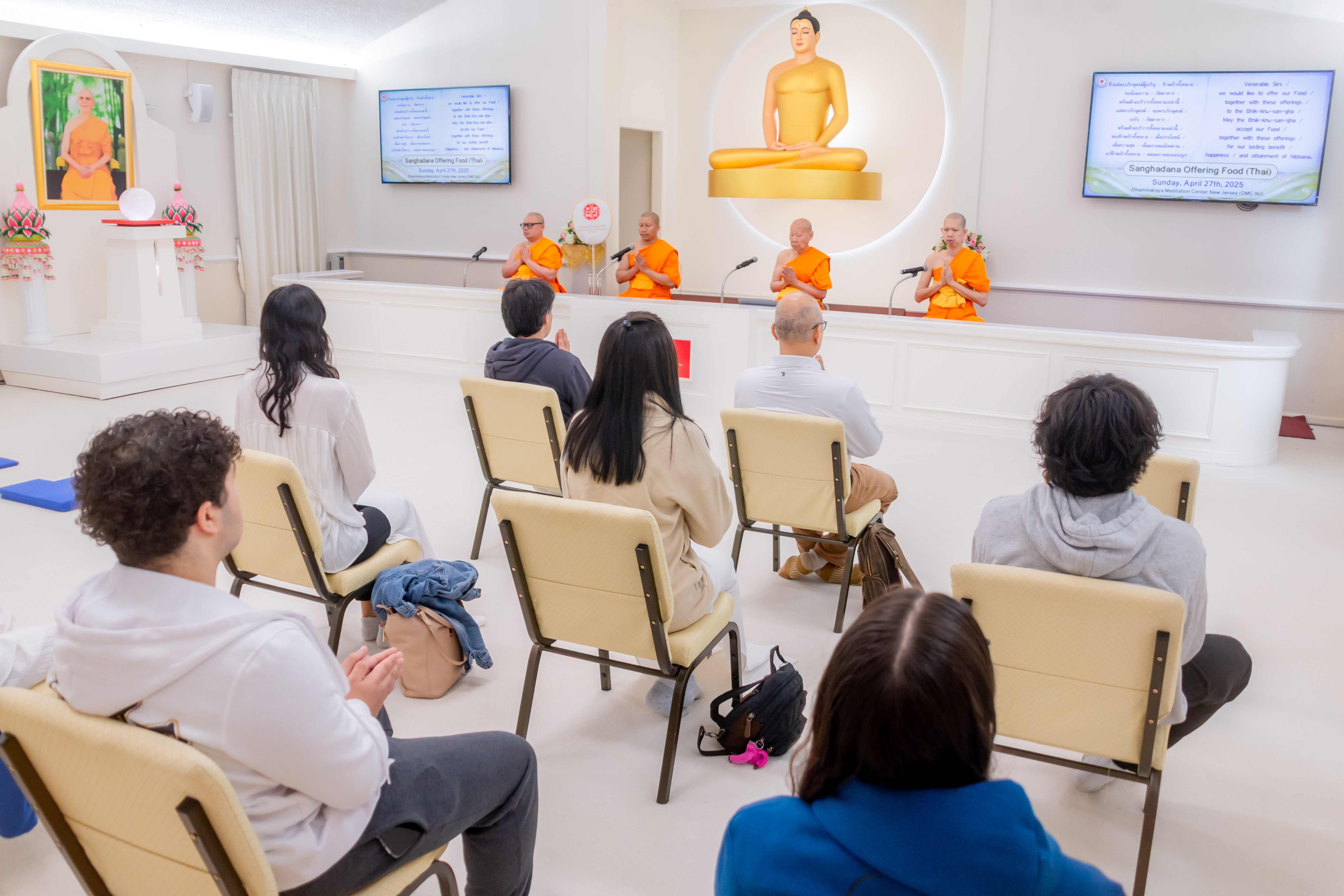 ท่านประธานสงฆ์ ได้นำสาธุชนสวดมนต์บูชาพระรัตนตรัย