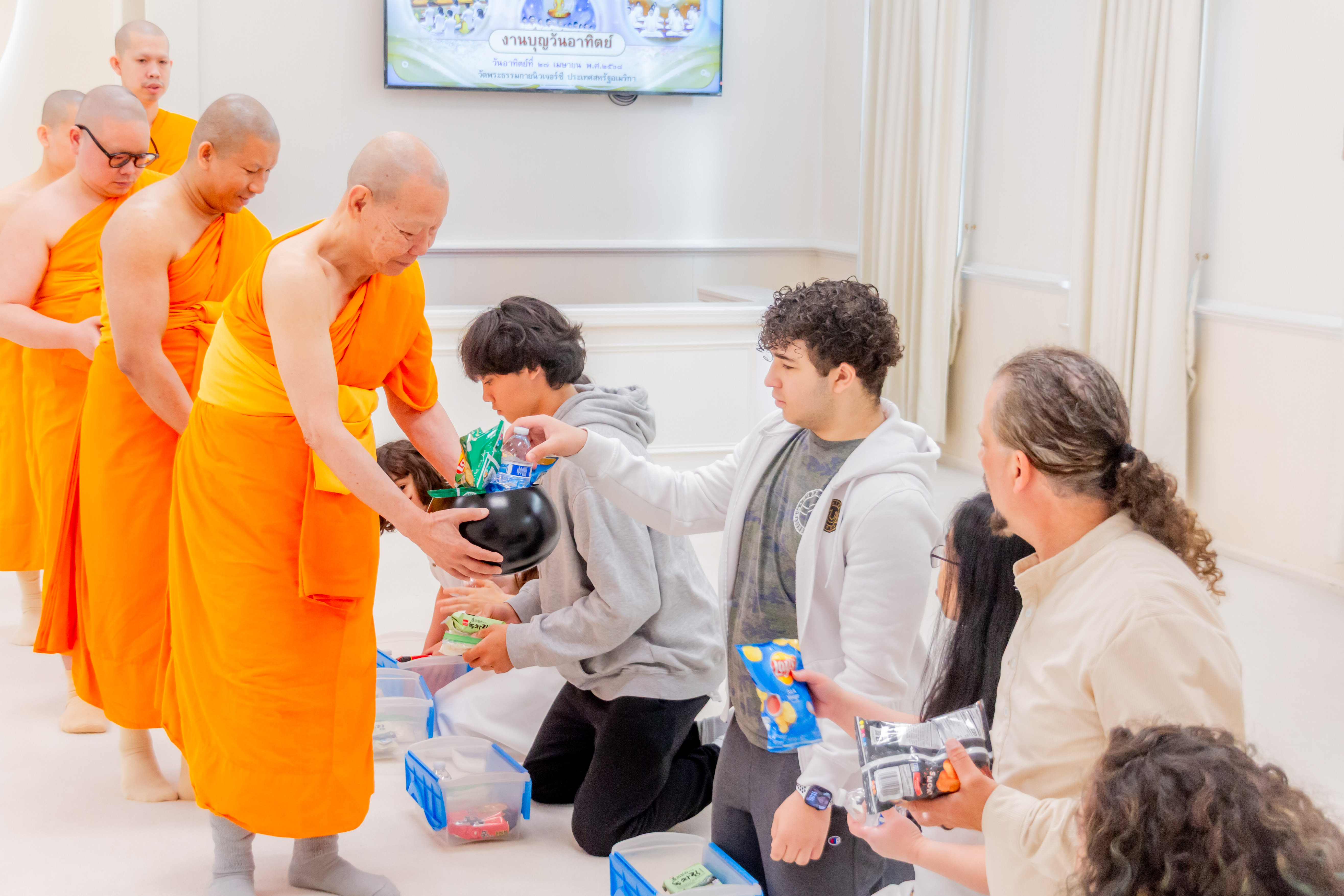 สาธุชนก็ได้ร่วมพิธีตักบาตรข้าวสารอาหารแห้ง