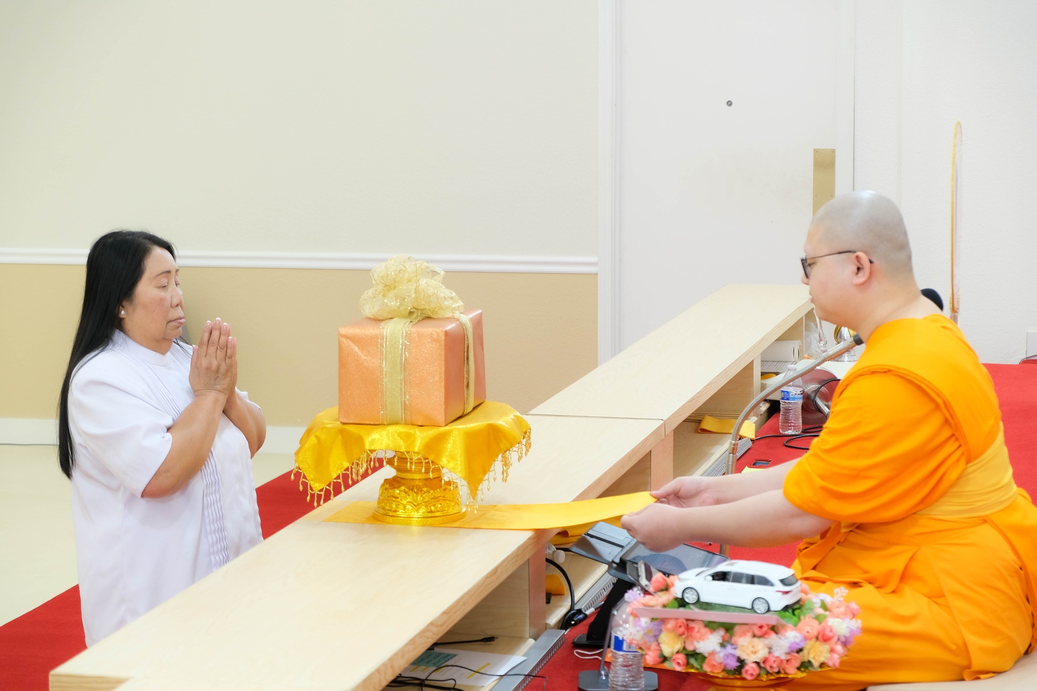 ถวายไทยธรรมแด่ประธานสงฆ์