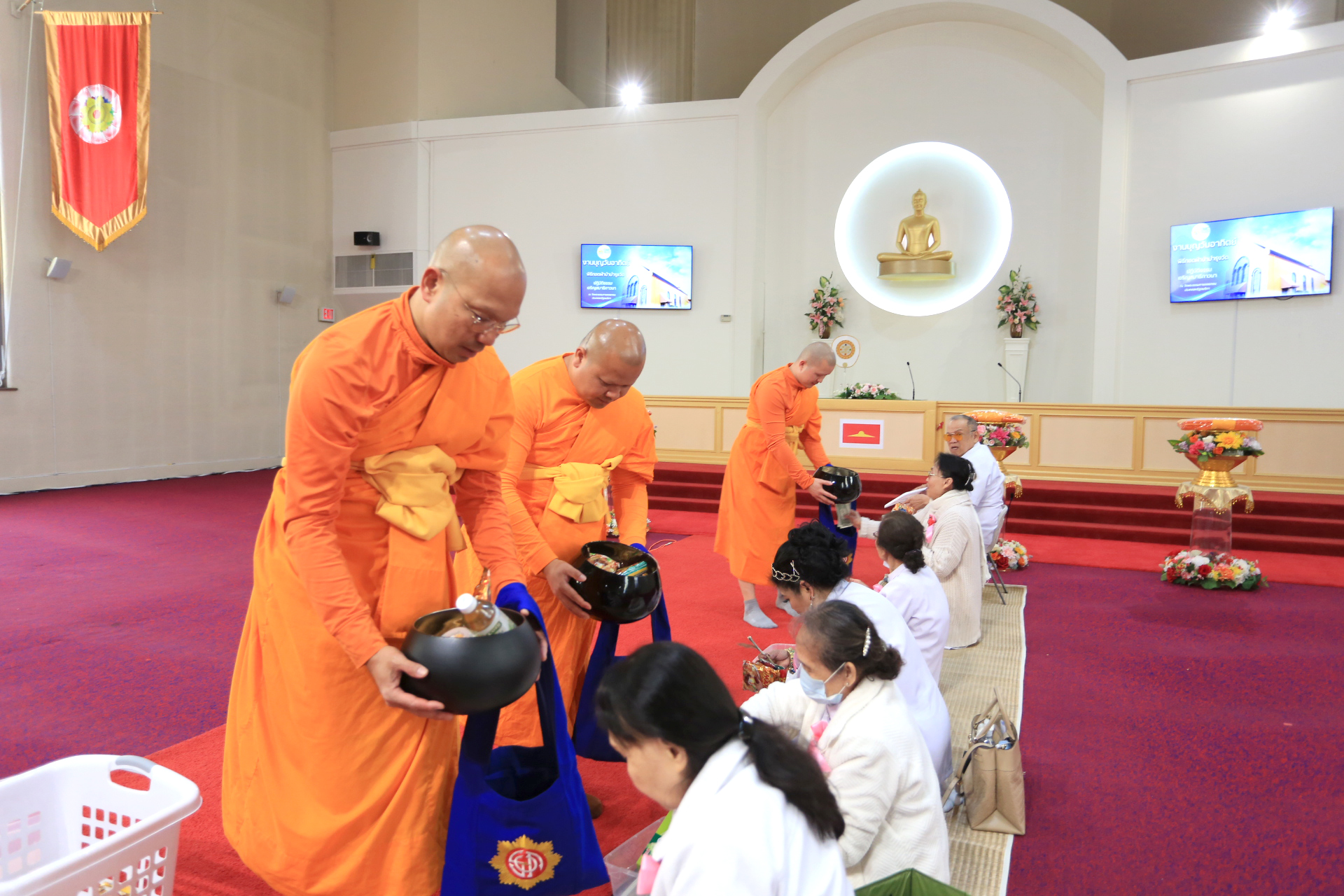 คณะประธานบุญพิธีและสาธุชน ได้ร่วมพิธีตักบาตรข้าวสารอาหารแห้ง