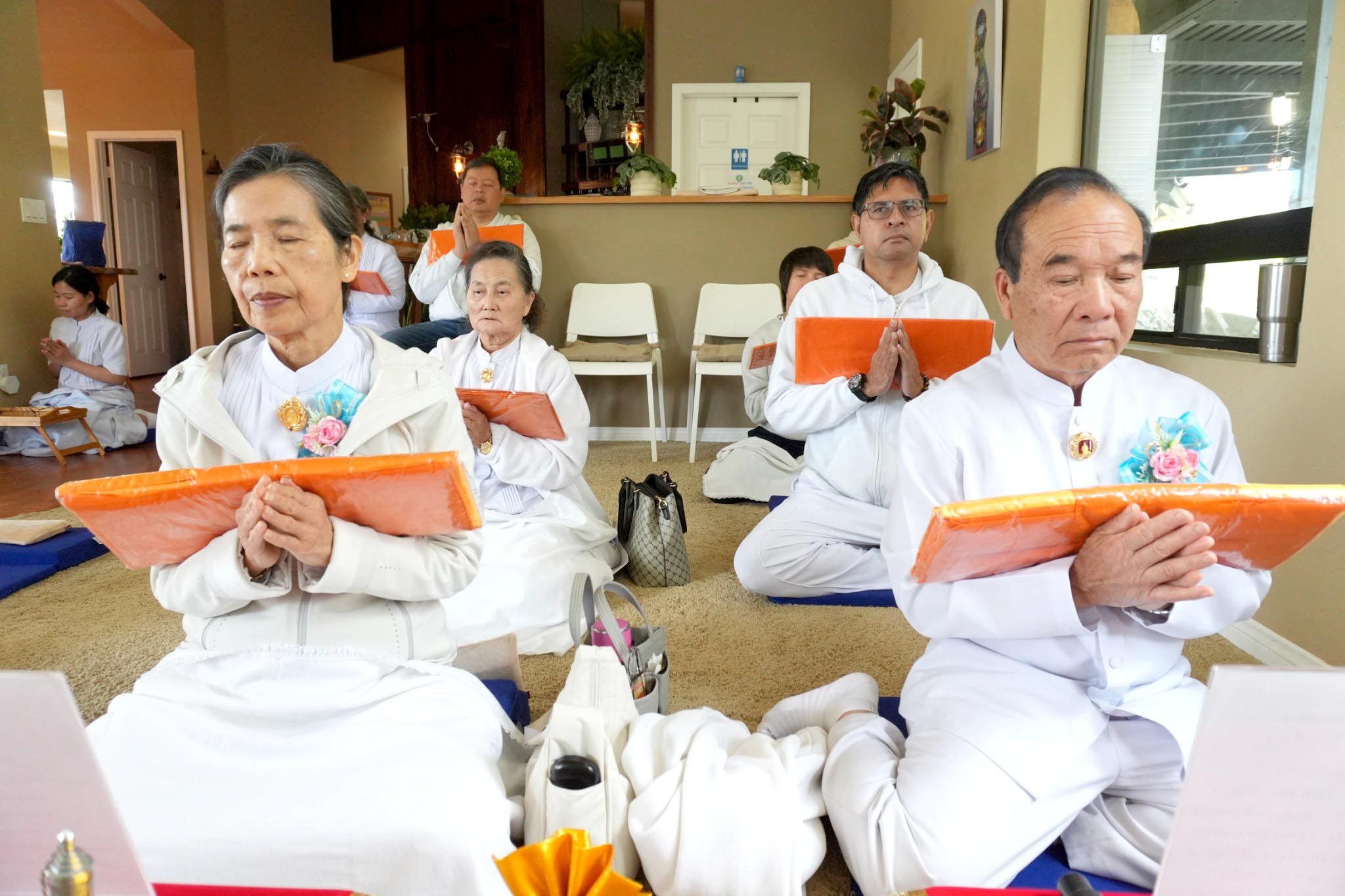 คณะประธานและสาธุชนทุกท่านมาทำบุญวันพระ และอุทิศส่วนกุศลแด่หมู่ญาติที่ล่วงลับไปแล้ว