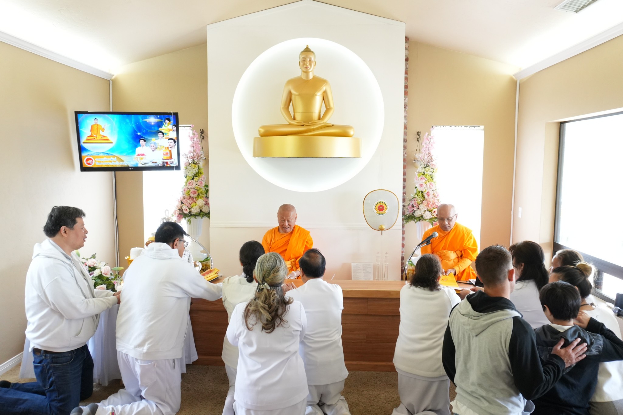 คณะประธานทุกคณะและสาธุชนทุกท่านได้น้อมนำจตุปัจจัยไทยธรรมถวายแด่คณะสงฆ์