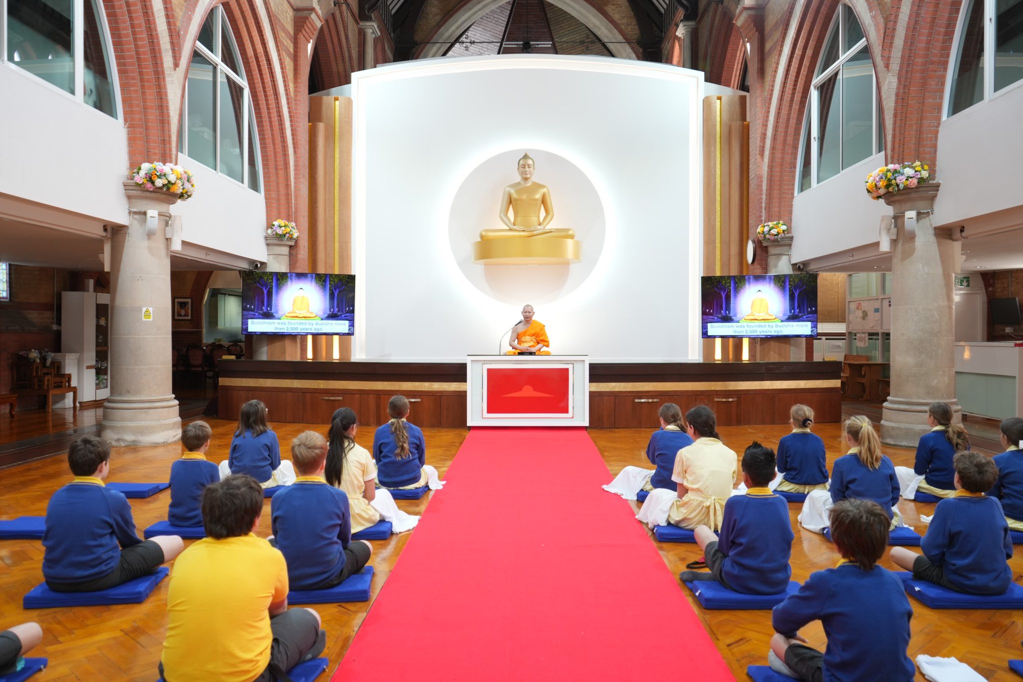 นักเรียน Duke of Kent School มาเยี่ยมชมวัดพระธรรมกายลอนดอน