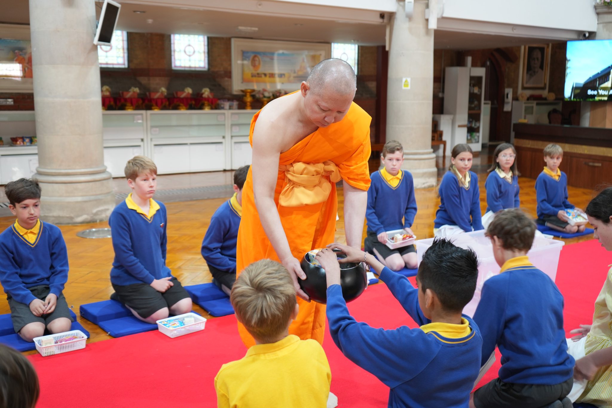 นักเรียน Duke of Kent School มาเยี่ยมชมวัดพระธรรมกายลอนดอน