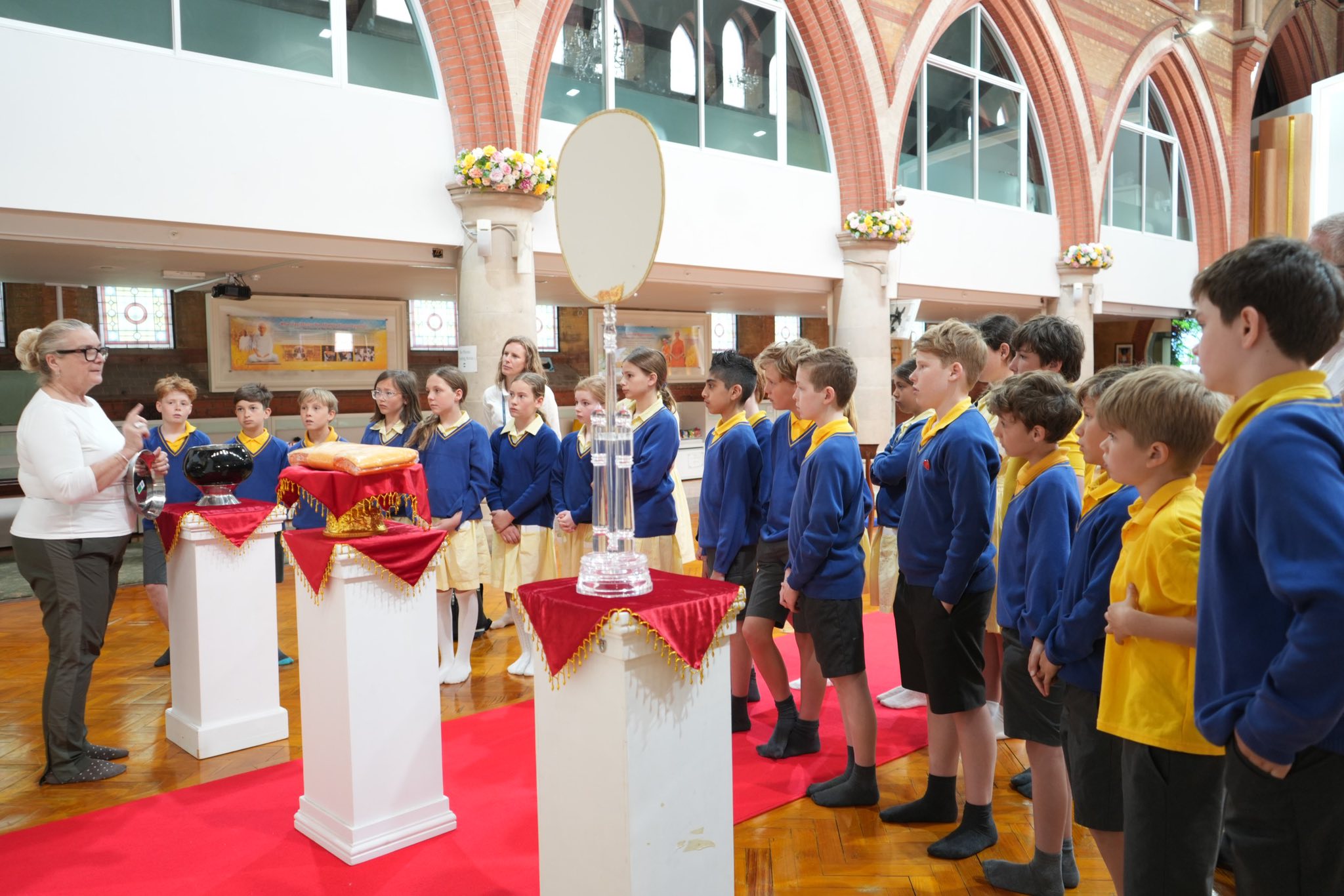 นักเรียน Duke of Kent School มาเยี่ยมชมวัดพระธรรมกายลอนดอน