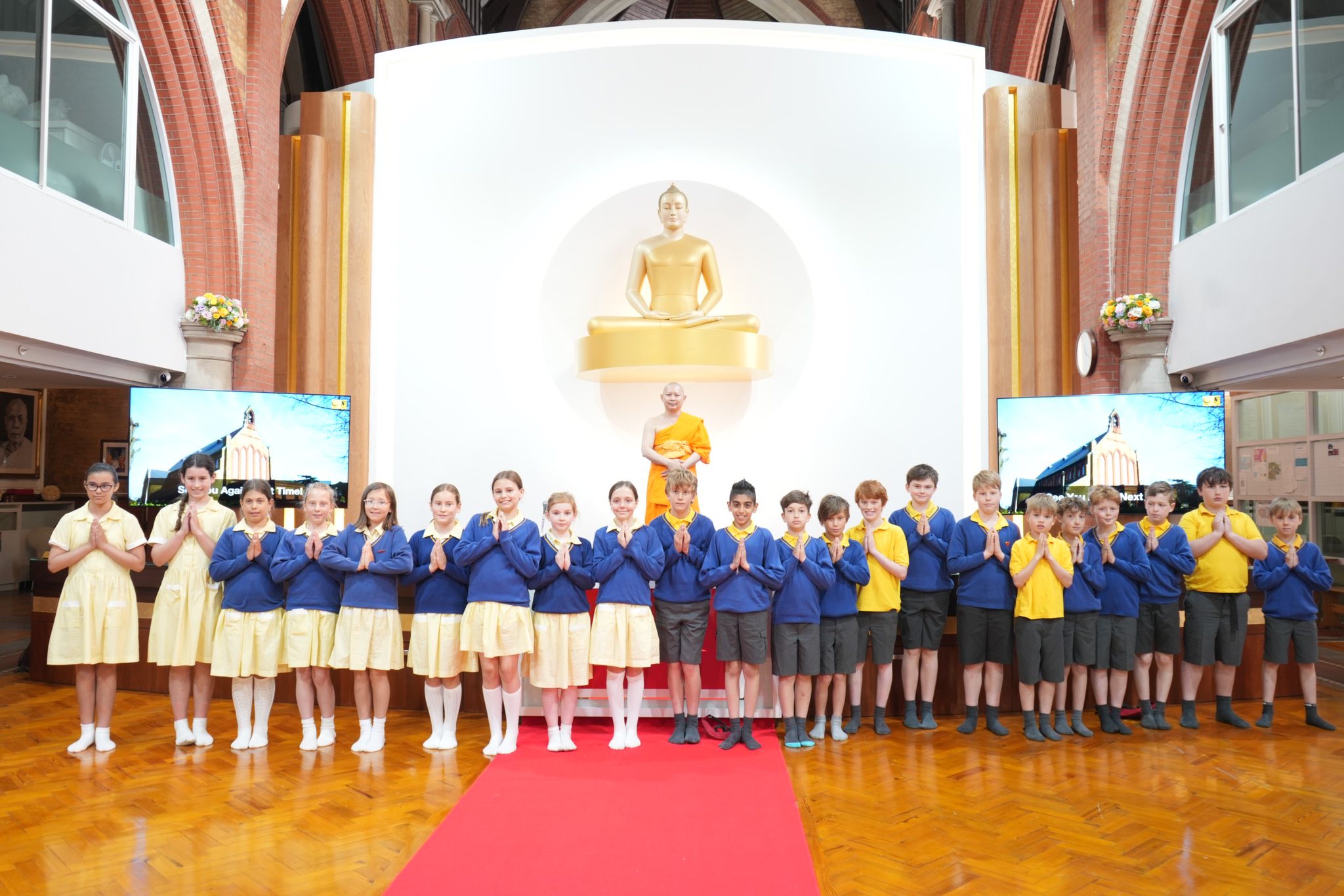 นักเรียน Duke of Kent School มาเยี่ยมชมวัดพระธรรมกายลอนดอน
