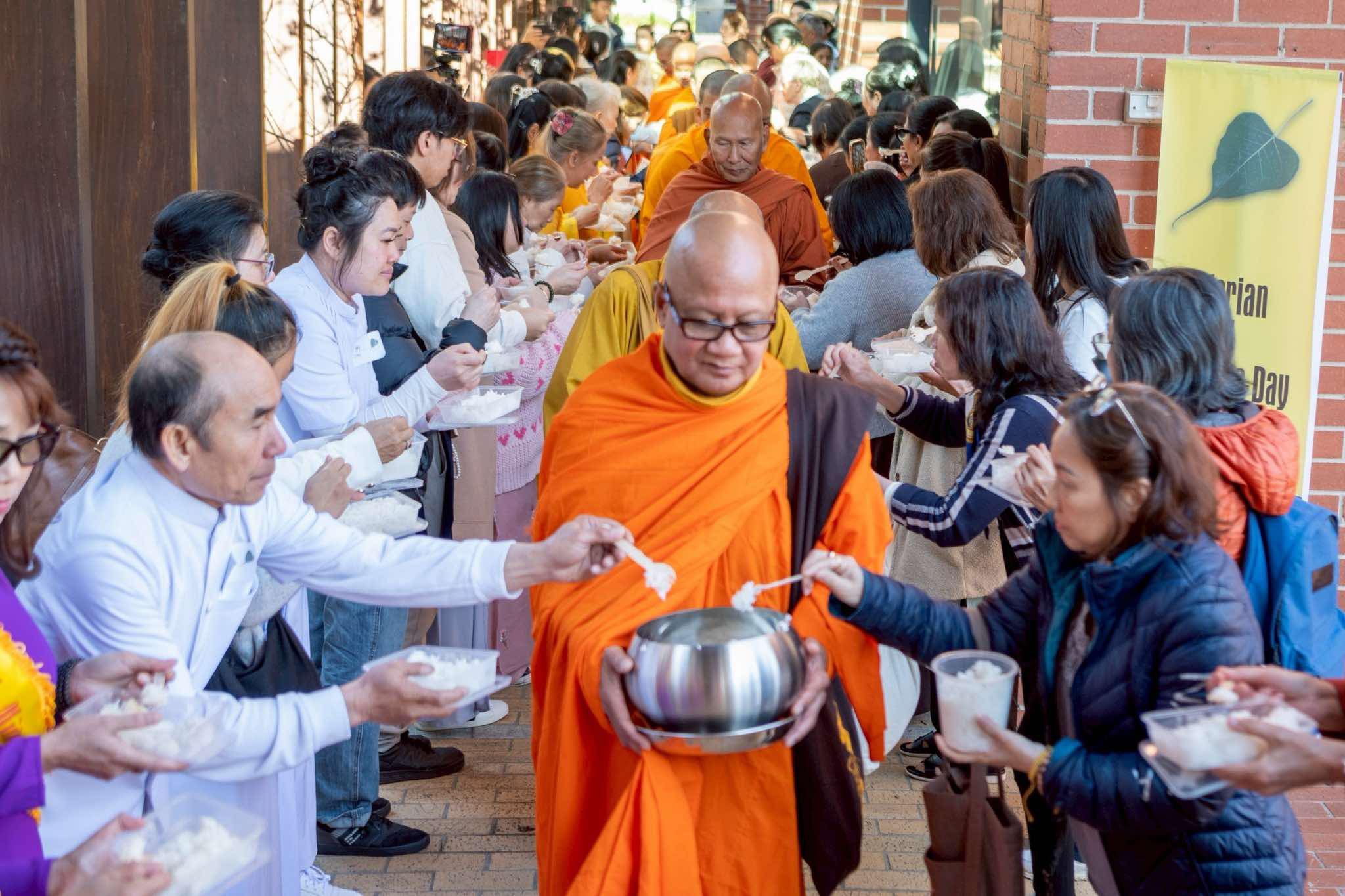 วัดพระธรรมกายเมลเบิร์น จัดงานฉลองวิสาขบูชานานาชาติ ณ ศาลากลาง นครเมลเบิร์น ประเทศออสเตรเลีย