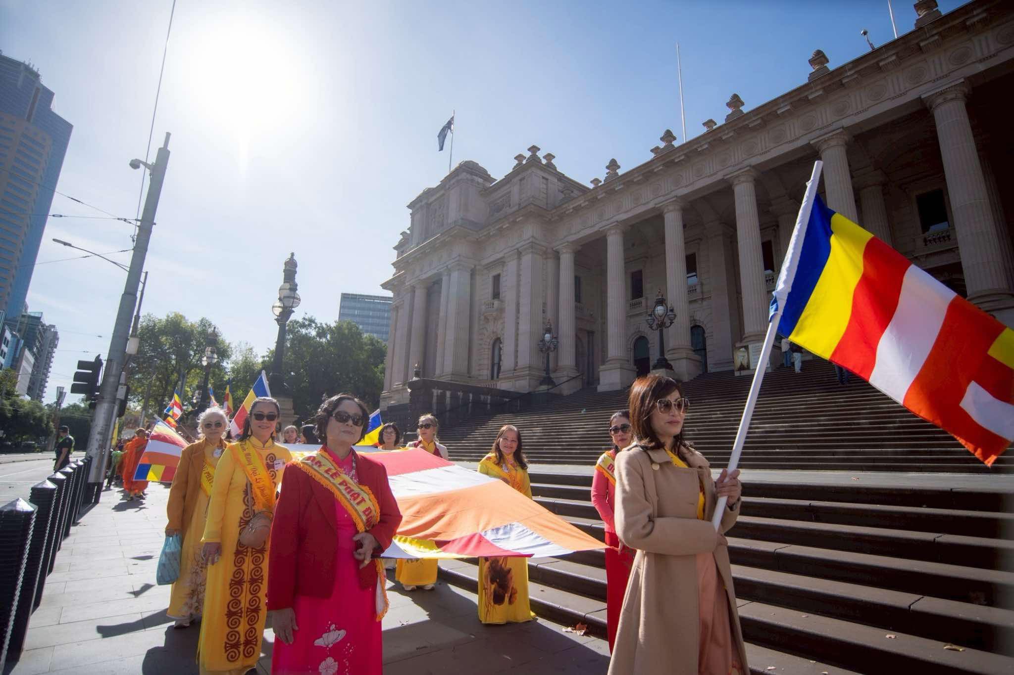 วัดพระธรรมกายเมลเบิร์น จัดงานฉลองวิสาขบูชานานาชาติ ณ ศาลากลาง นครเมลเบิร์น ประเทศออสเตรเลีย