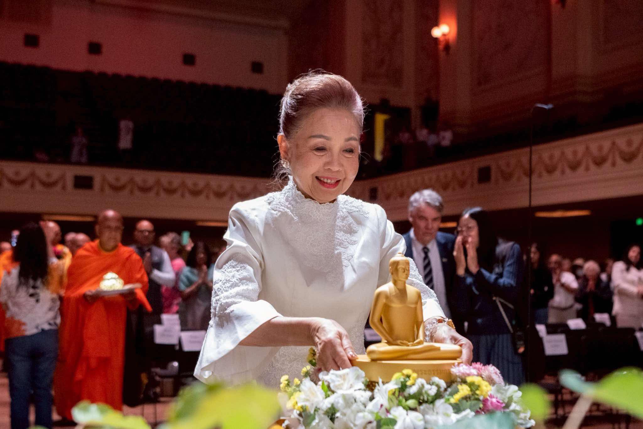 วัดพระธรรมกายเมลเบิร์น จัดงานฉลองวิสาขบูชานานาชาติ ณ ศาลากลาง นครเมลเบิร์น ประเทศออสเตรเลีย