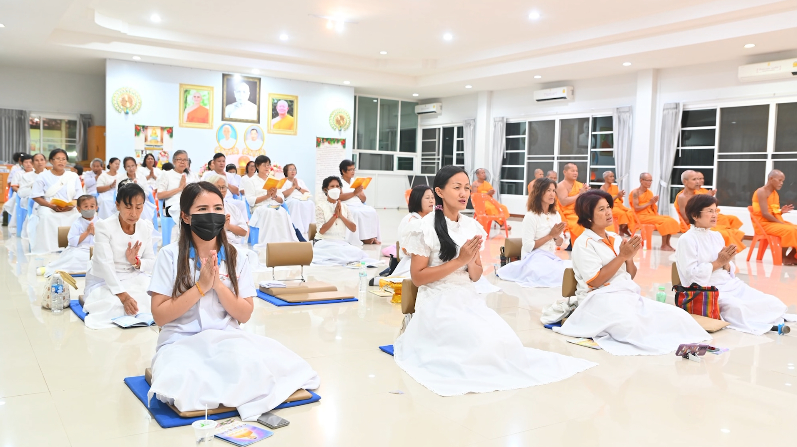 พระภิกษุสงฆ์ พร้อมด้วยคณะกัลยาณมิตรผู้มีบุญ ได้รวมใจกันสวดมนต์