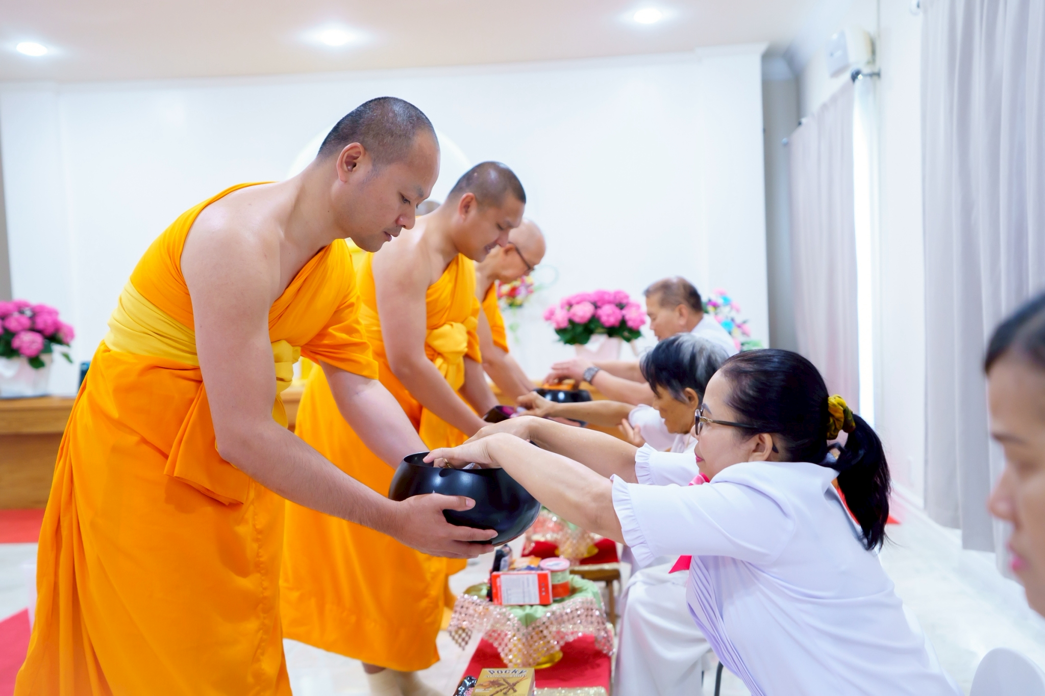 ร่วมพิธีตักบาตรข้าวสารอาหารแห้งแด่คณะสงฆ์