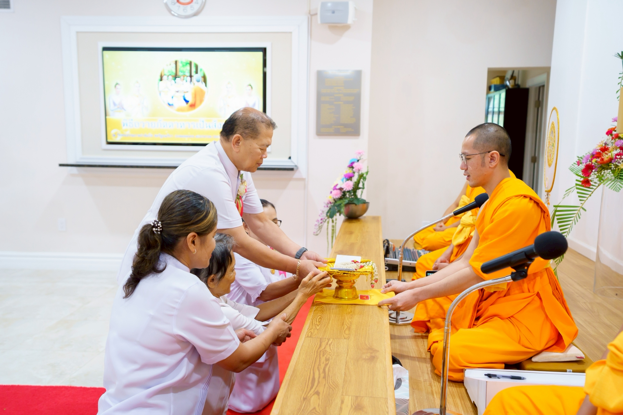 คณะประธานบุญถวายปัจจัยไทยธรรมเพื่อสนับสนุนงานพระพุทธศาสนาแด่คณะสงฆ์