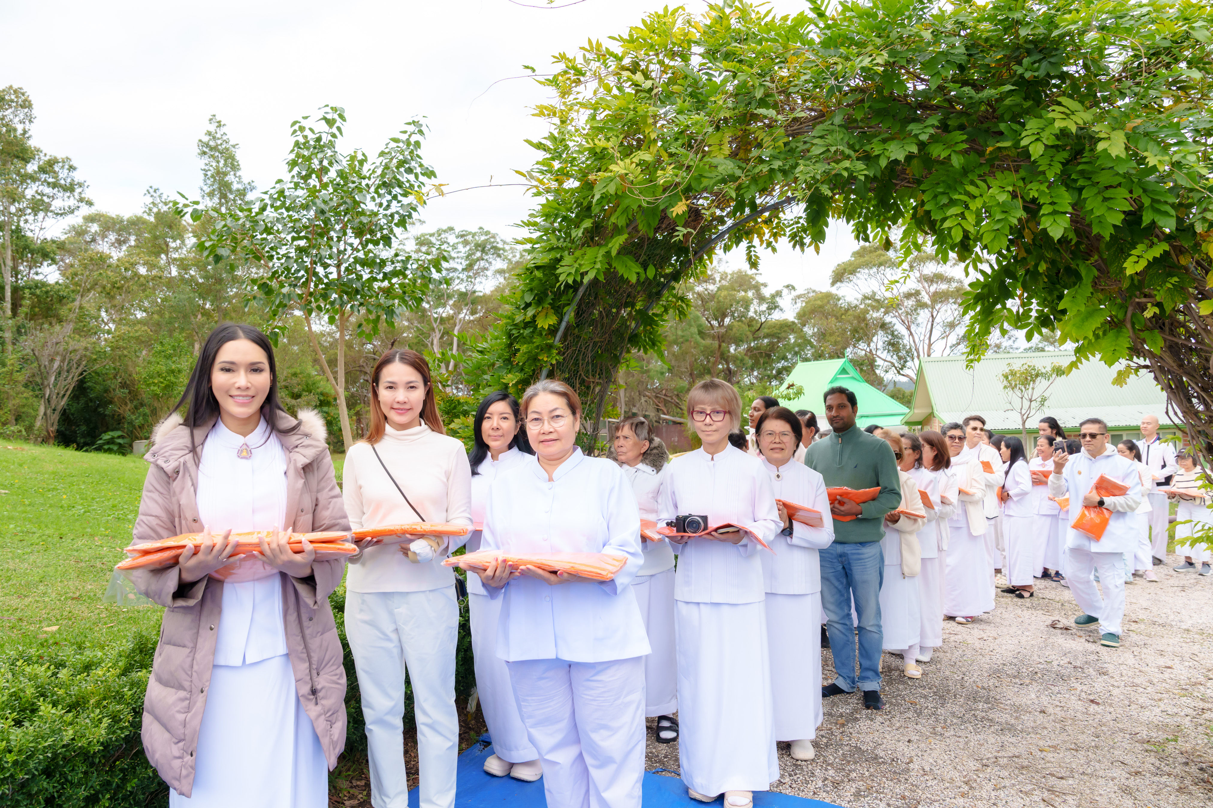 สาธุชนผู้มีบุญได้ร่วมกันตั้งริ้วขบวนทอดผ้าป่าบำรุงวัด เข้าสู่ศูนย์กลางพิธี