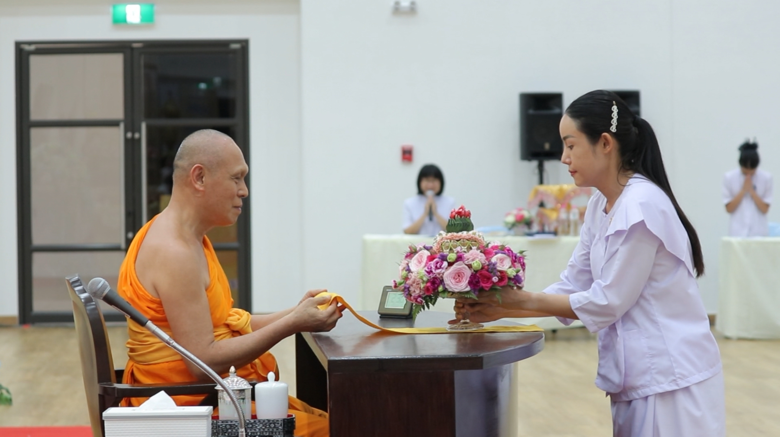 นางสาวอภิสรา เกษอินทร์ นายอำเภอคลองหลวง ได้น้อมถวายพานดอกไม้แด่ท่านประธานสงฆ์