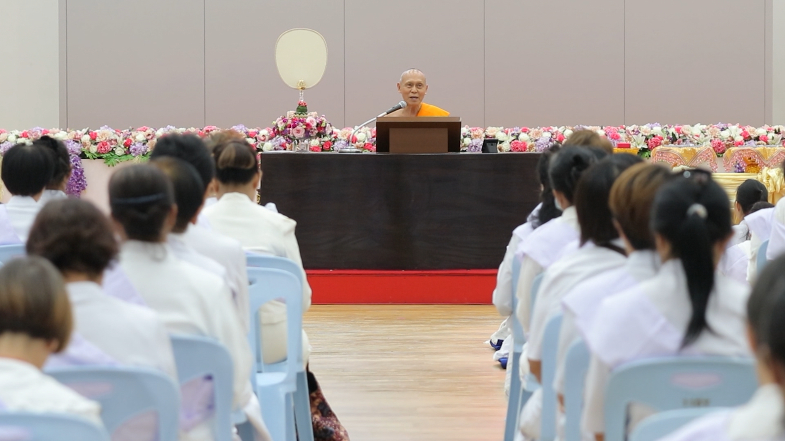 พระครูปลัดรัตนวีรวัฒน์ เจ้าอาวาสวัดพระธรรมกาย ได้เมตตากล่าวให้โอวาทแก่อุบาสิกาแก้วทุกท่าน