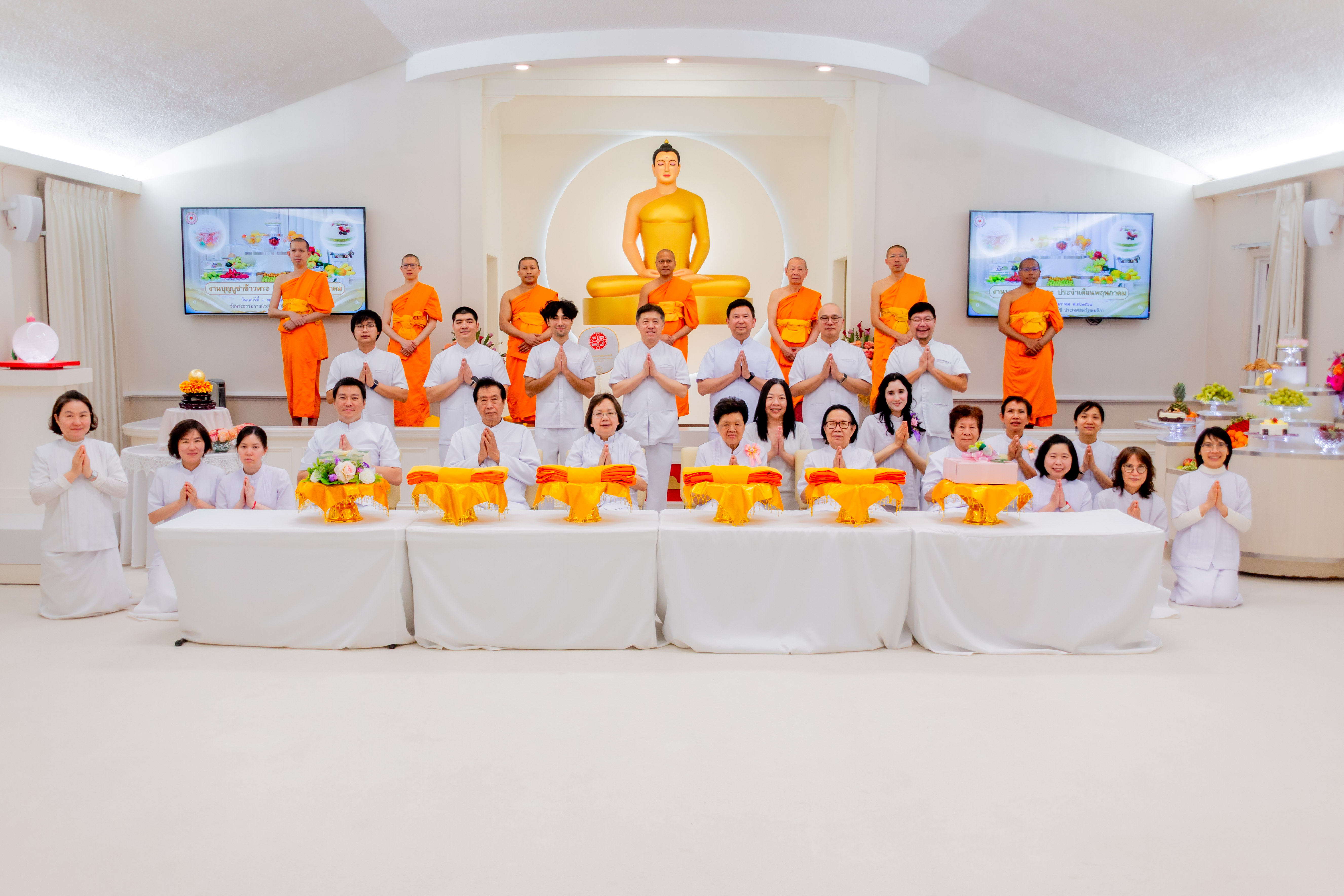 ถ่ายภาพประวัติศาสตร์ร่วมกัน เพื่อไว้ตรึกระลึกนึกถึงบุญที่ได้ทำร่วมกันในครั้งนี้