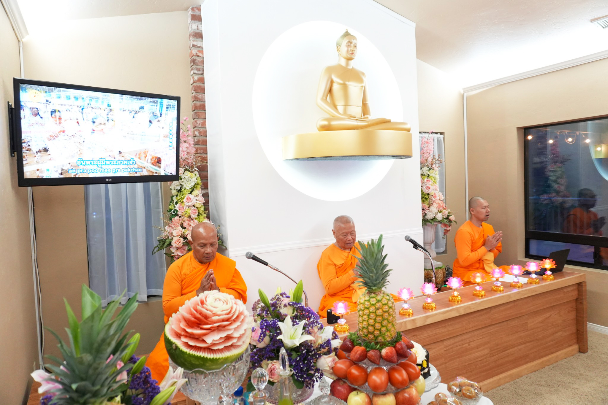 วัดภาวนาซานดิเอโก บูชาข้าวพระพร้อมกับศูนย์กลางพิธี ณ วัดพระธรรมกาย ผ่านสัญญาณถ่ายทอดสดจากสถานี GBN