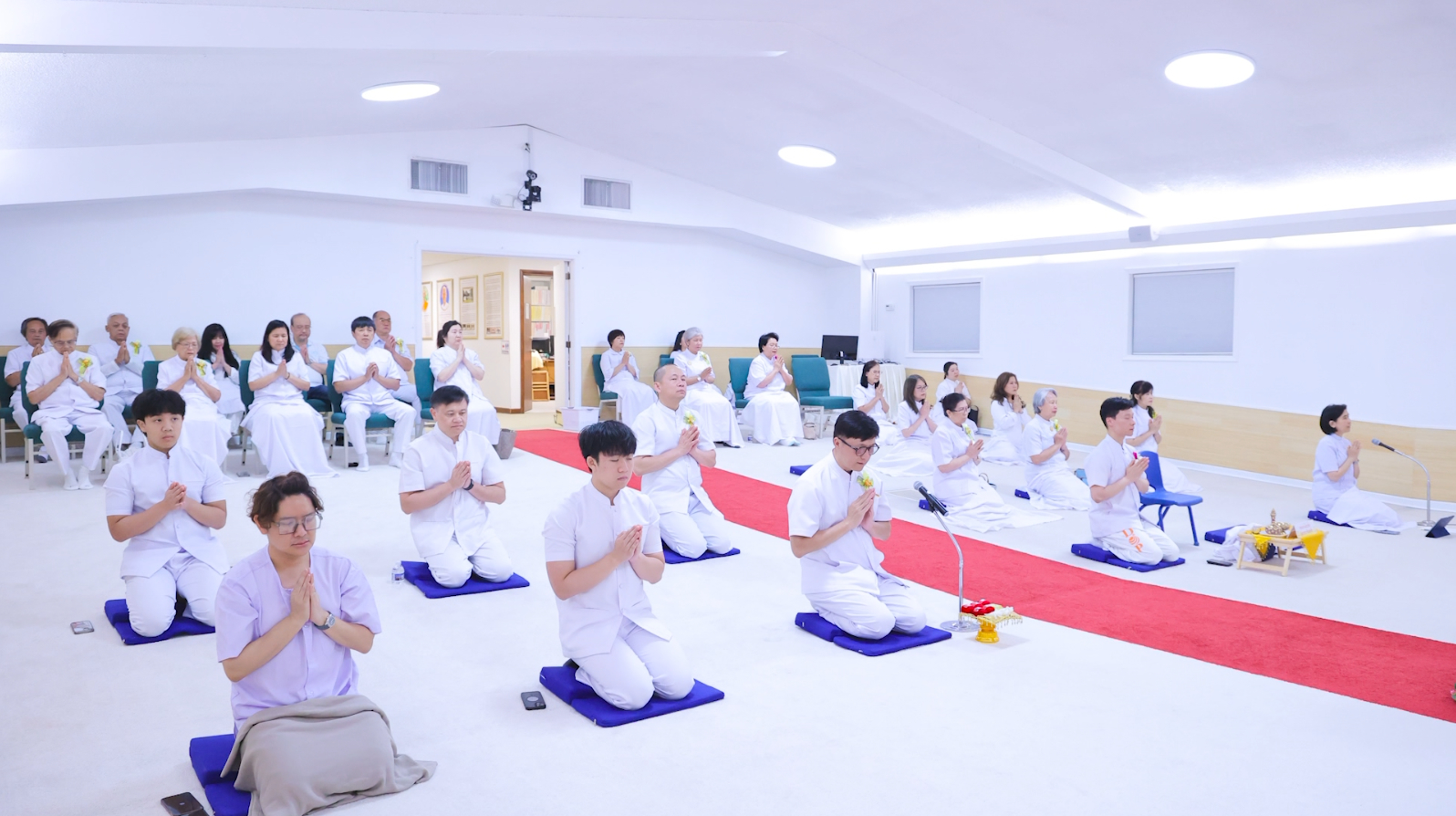 สาธุชนผู้มีบุญทุกท่านบูชาพระรัตนตรัย และสวดมนต์บทธัมมจักกัปปวัตตนสูตร