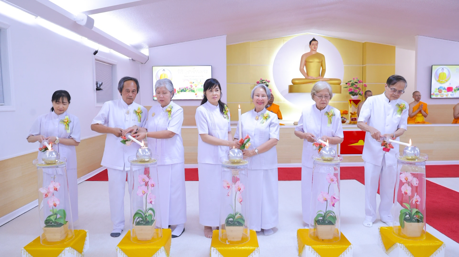 ร่วมจุดประทีปถวายเป็นพุทธบูชา