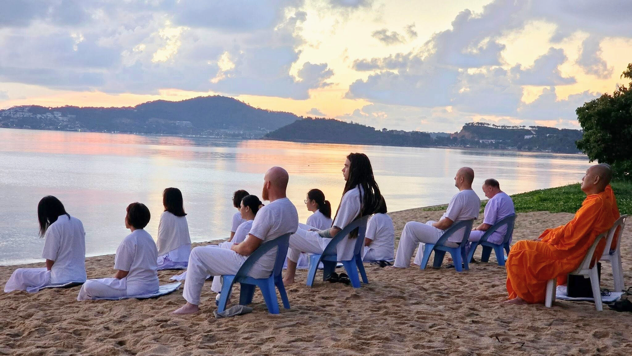 The Middle Way และศูนย์ปฏิบัติธรรมนานาชาติสมุย จัดปฏิบัติธรรมแก่ชาวต่างชาติ