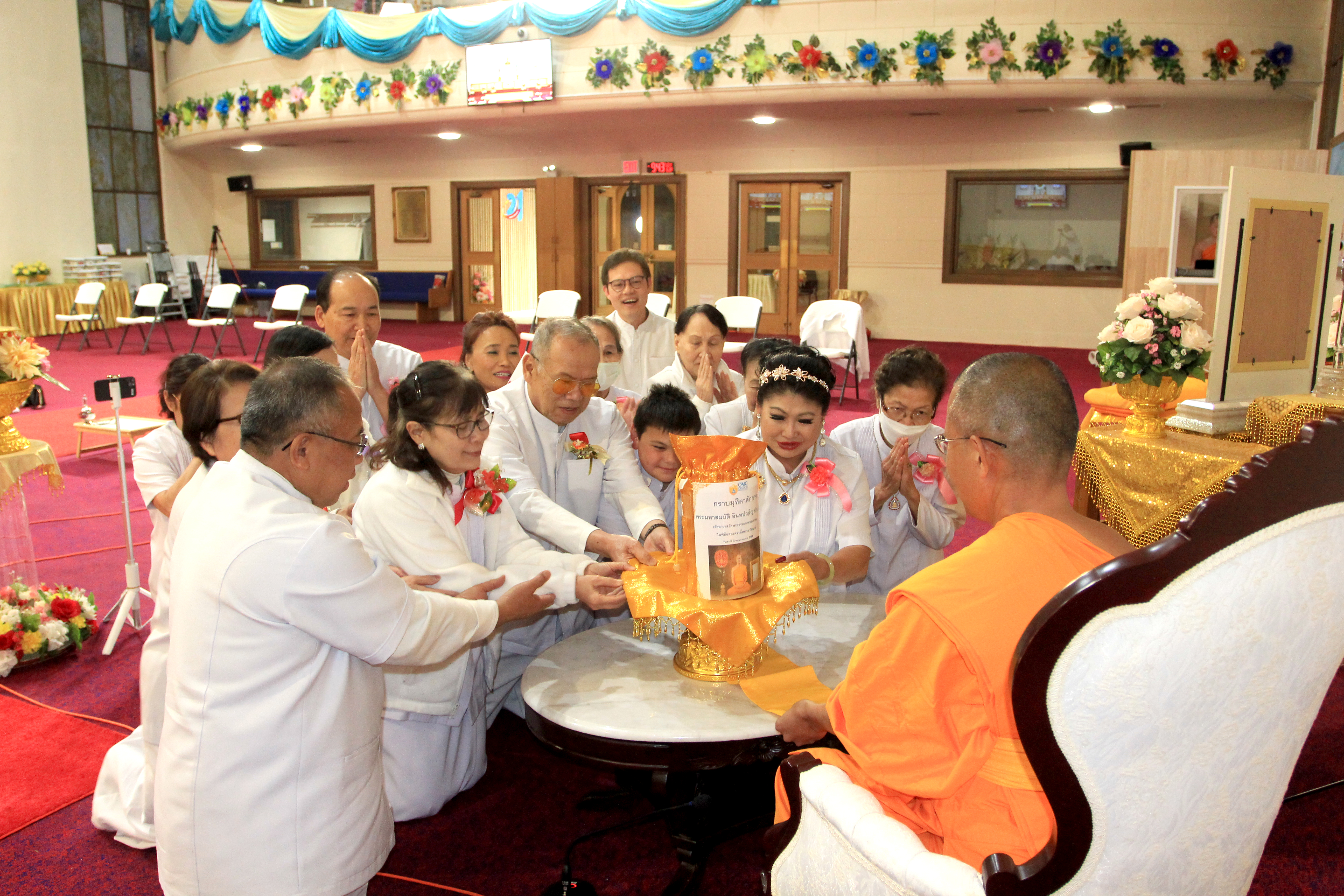 ประธานคณะต่างๆ ได้น้อมถวายปัจจัยไทยธรรมแด่ท่านประธานสงฆ์