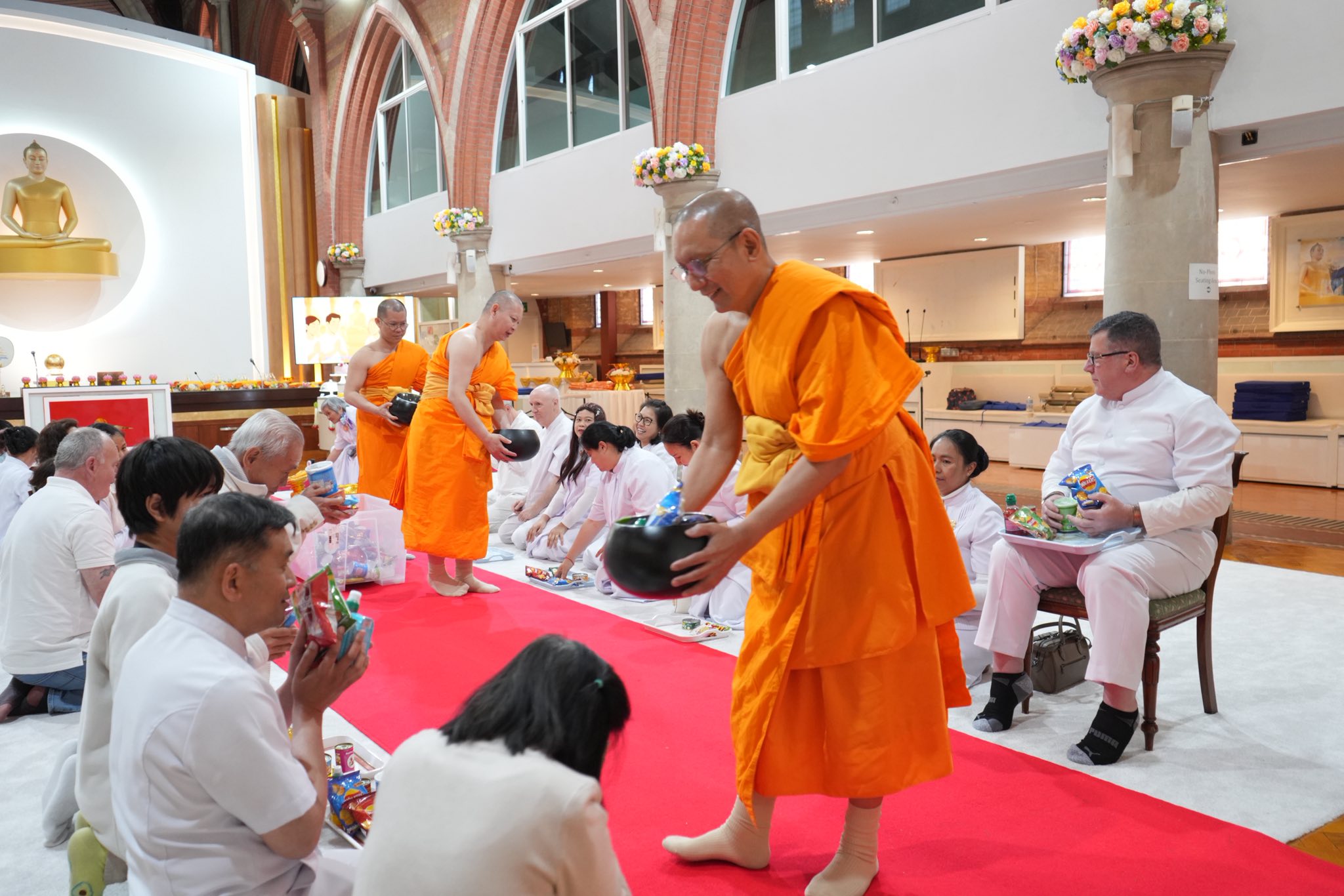 วัดพระธรรมกายลอนดอน จัดงานบุญบูชาข้าวพระ
