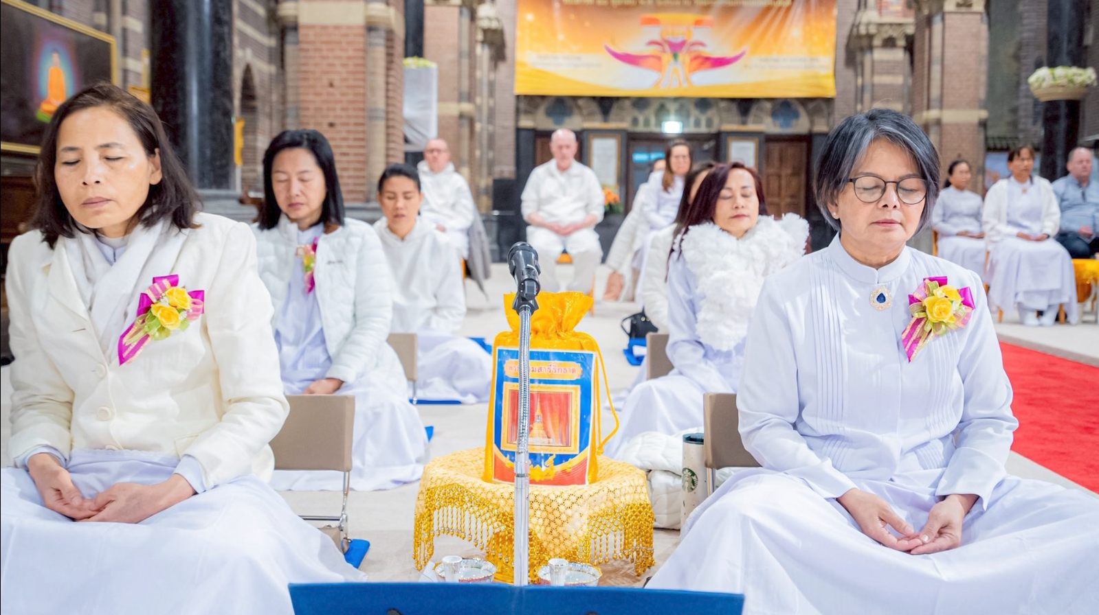 ประกอบพิธีบูชาข้าวพระ พร้อมกับศูนย์กลางพิธี ณ วัดพระธรรมกาย