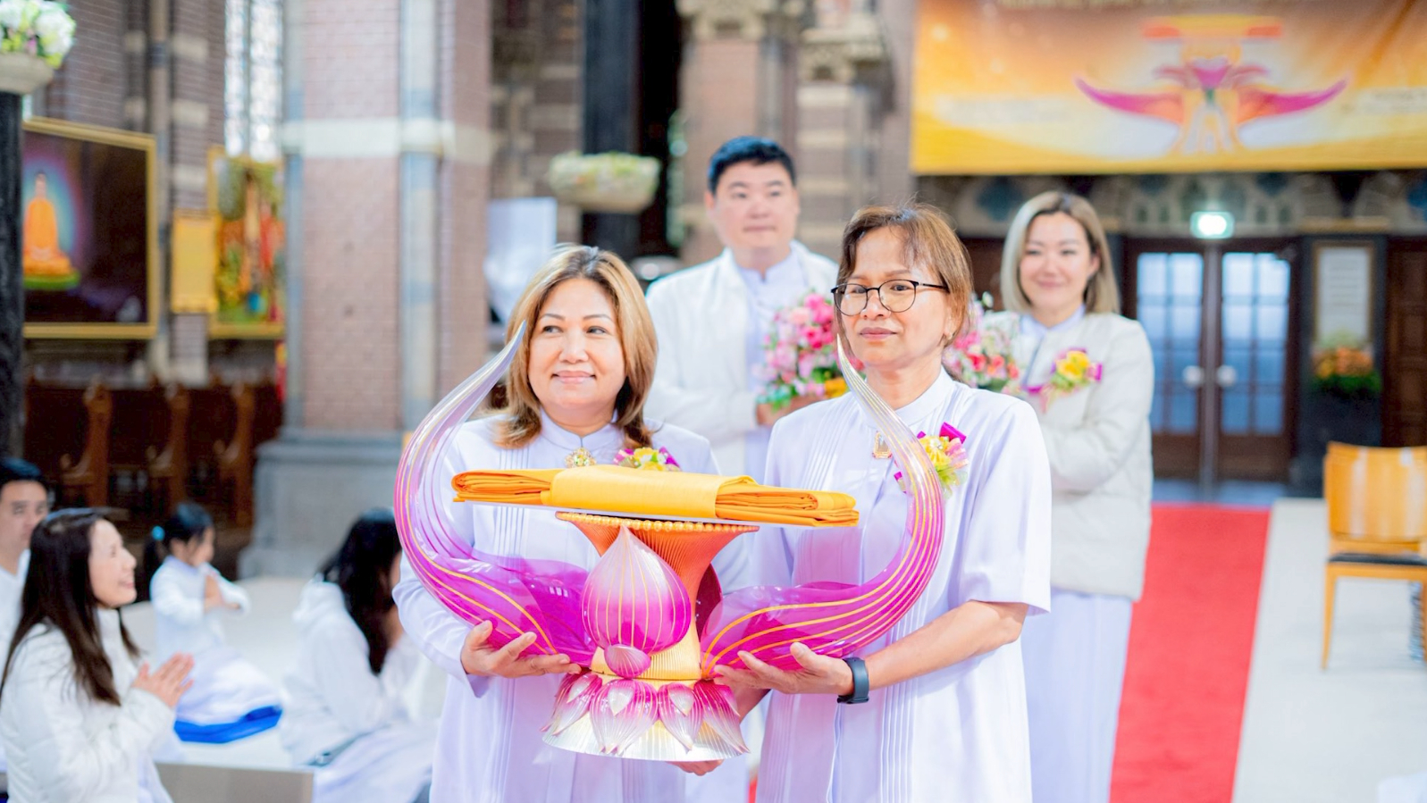คณะเจ้าภาพอัญเชิญผ้าป่าเพื่อบำรุงปฏิสังขรณ์วัดเข้าสู่ศูนย์กลางพิธี