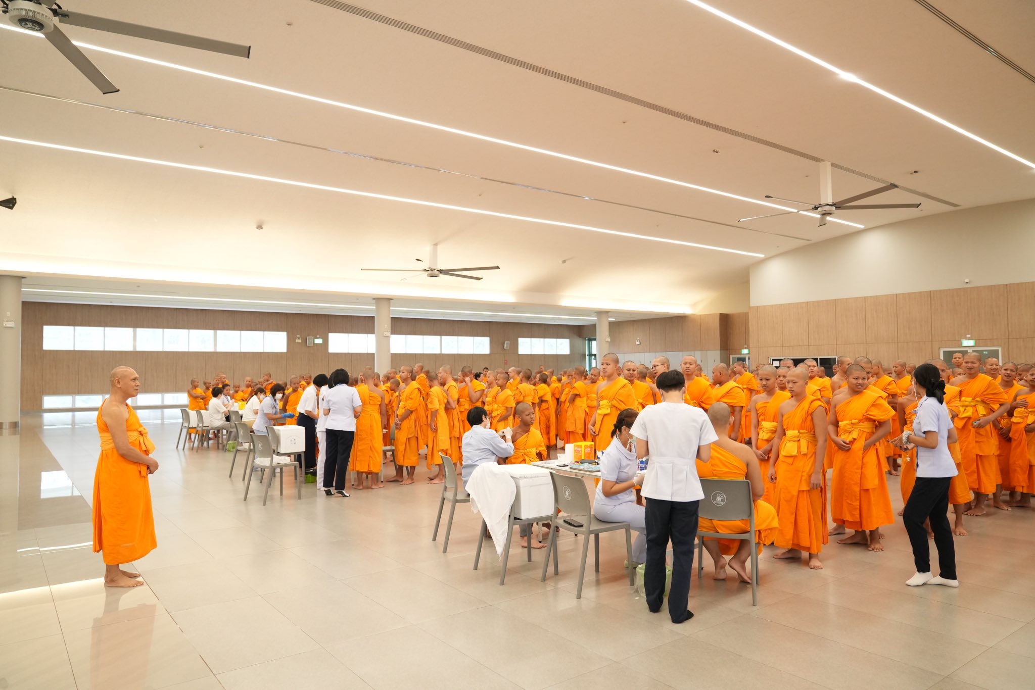 อบจ.ปทุมฯ จัดวัคซีนไข้หวัดใหญ่ 500 โดสถวายสามเณรวัดพระธรรมกาย