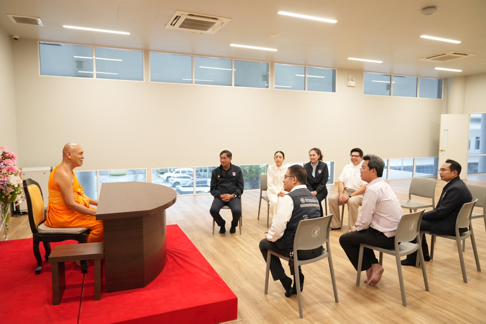 อบจ.ปทุมฯ จัดวัคซีนไข้หวัดใหญ่ 500 โดสถวายสามเณรวัดพระธรรมกาย