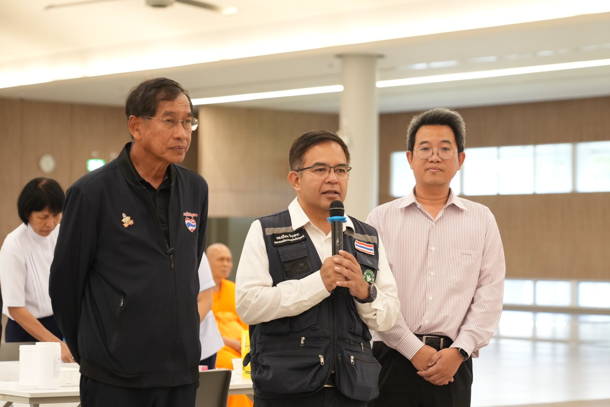 อบจ.ปทุมฯ จัดวัคซีนไข้หวัดใหญ่ 500 โดสถวายสามเณรวัดพระธรรมกาย