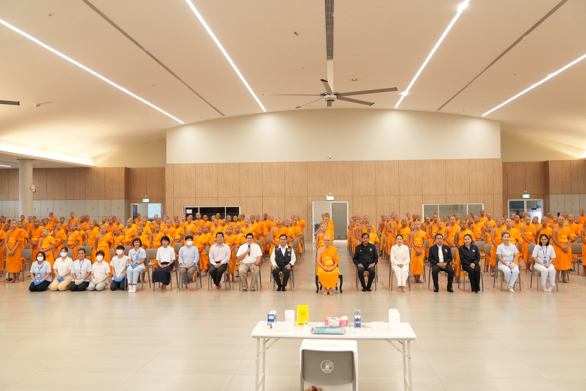 อบจ.ปทุมฯ จัดวัคซีนไข้หวัดใหญ่ 500 โดสถวายสามเณรวัดพระธรรมกาย