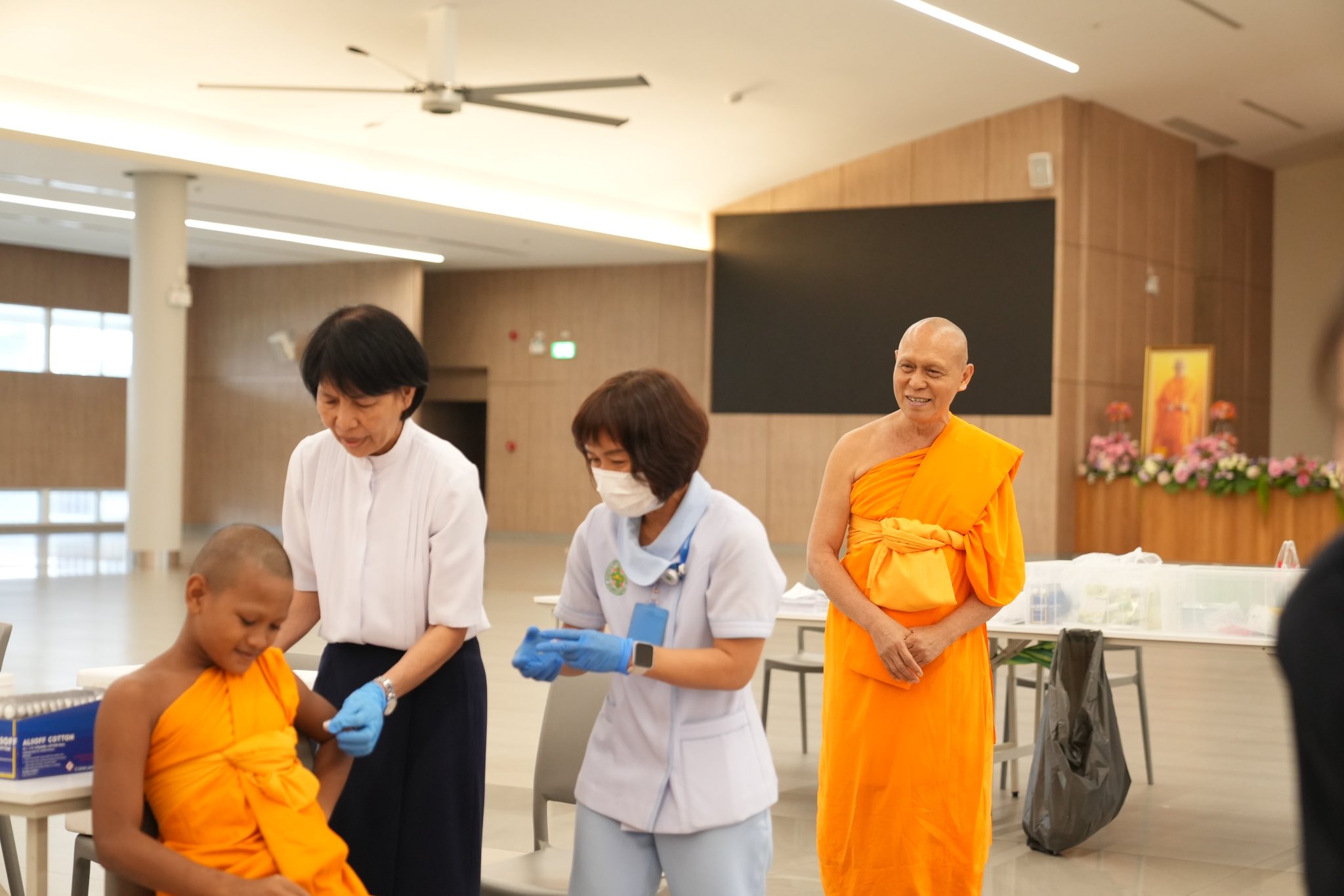 อบจ.ปทุมฯ จัดวัคซีนไข้หวัดใหญ่ 500 โดสถวายสามเณรวัดพระธรรมกาย