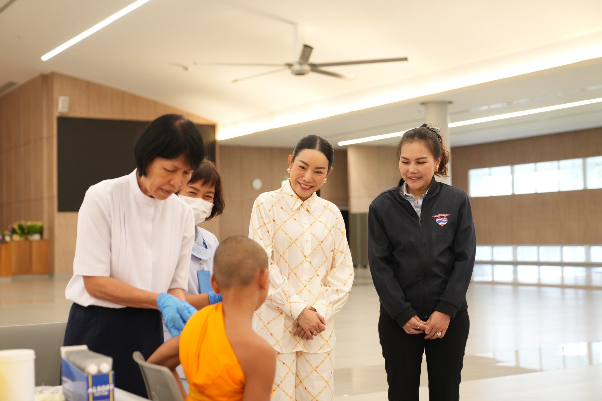 อบจ.ปทุมฯ จัดวัคซีนไข้หวัดใหญ่ 500 โดสถวายสามเณรวัดพระธรรมกาย