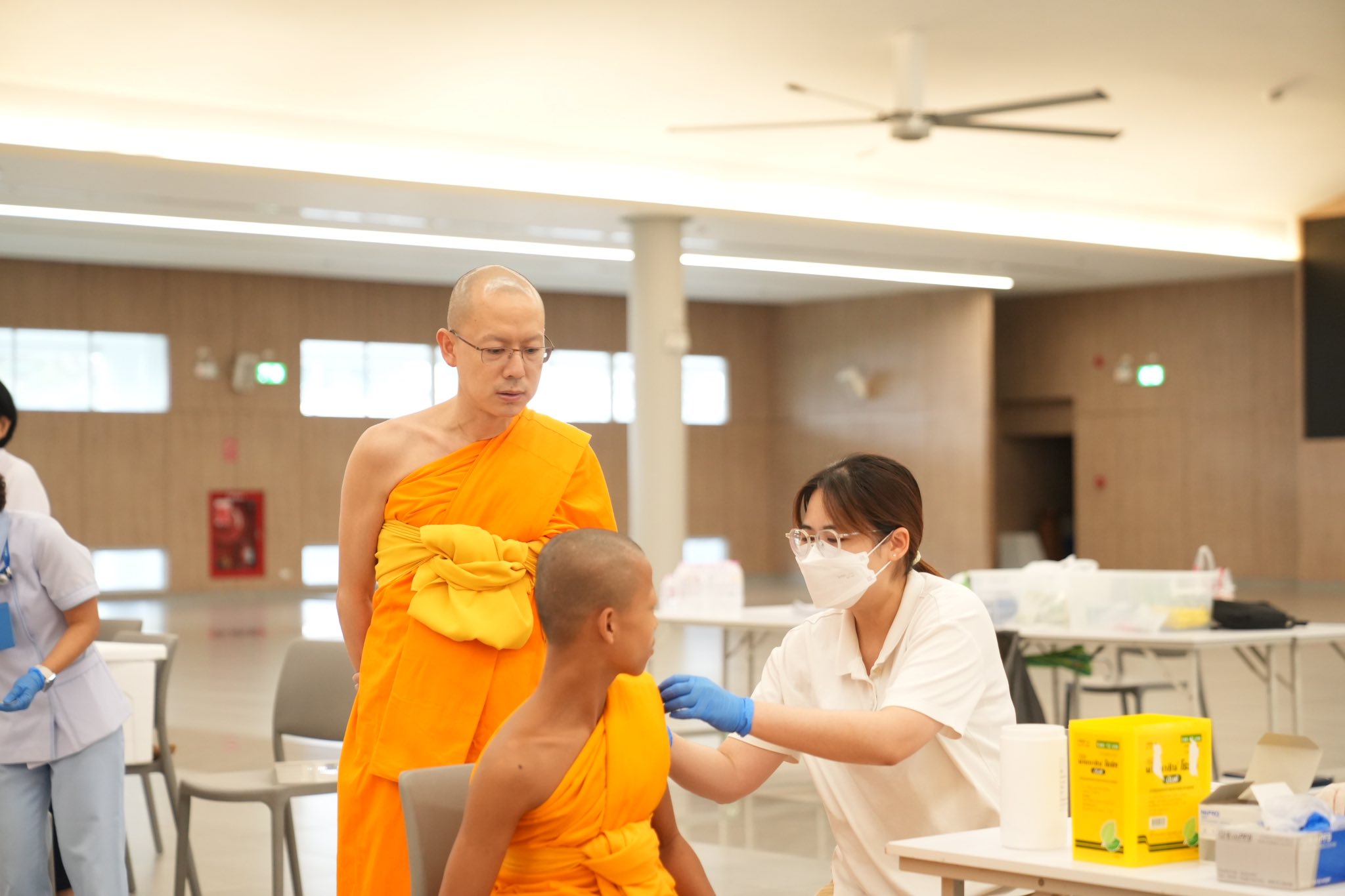 อบจ.ปทุมฯ จัดวัคซีนไข้หวัดใหญ่ 500 โดสถวายสามเณรวัดพระธรรมกาย