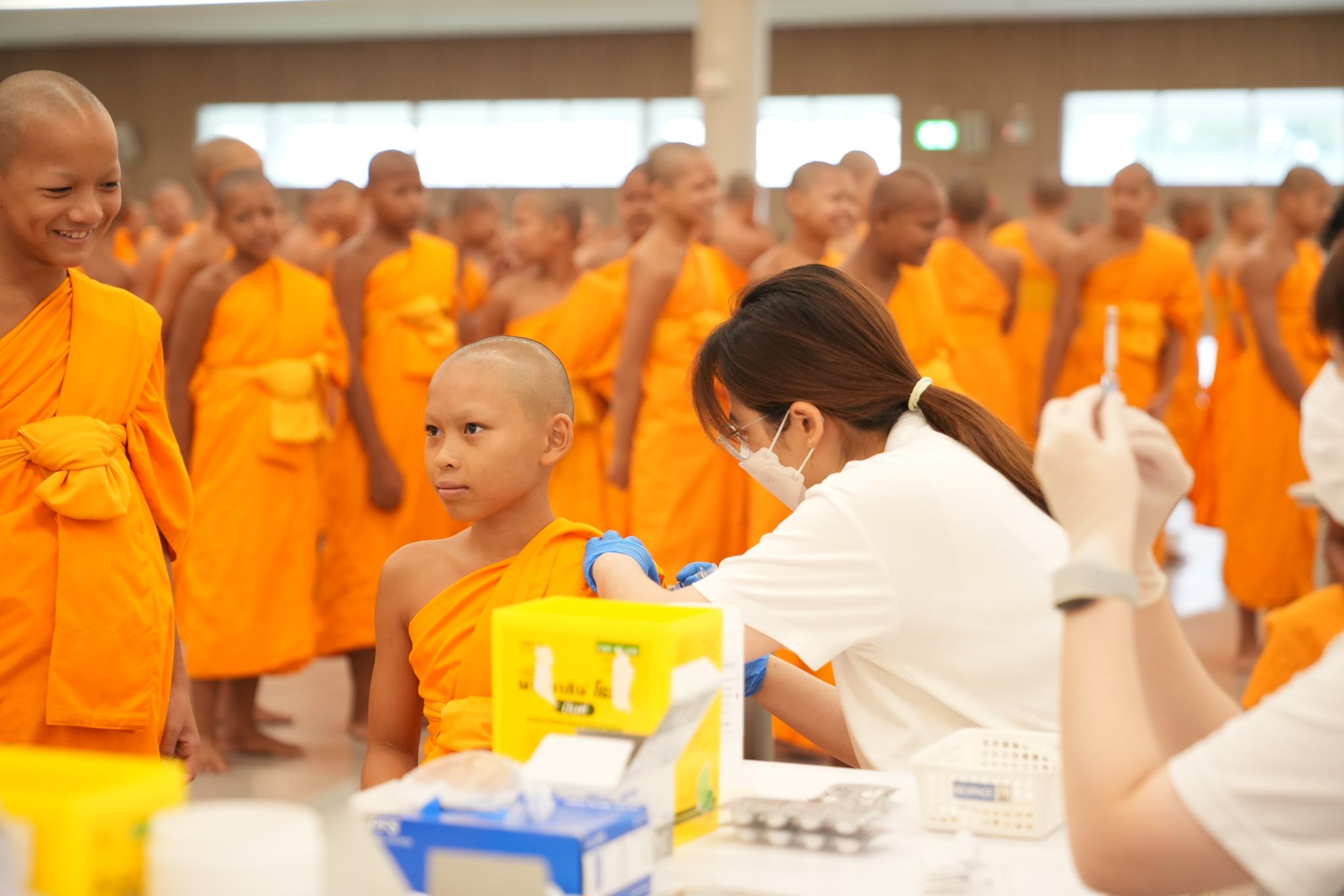 อบจ.ปทุมฯ จัดวัคซีนไข้หวัดใหญ่ 500 โดสถวายสามเณรวัดพระธรรมกาย