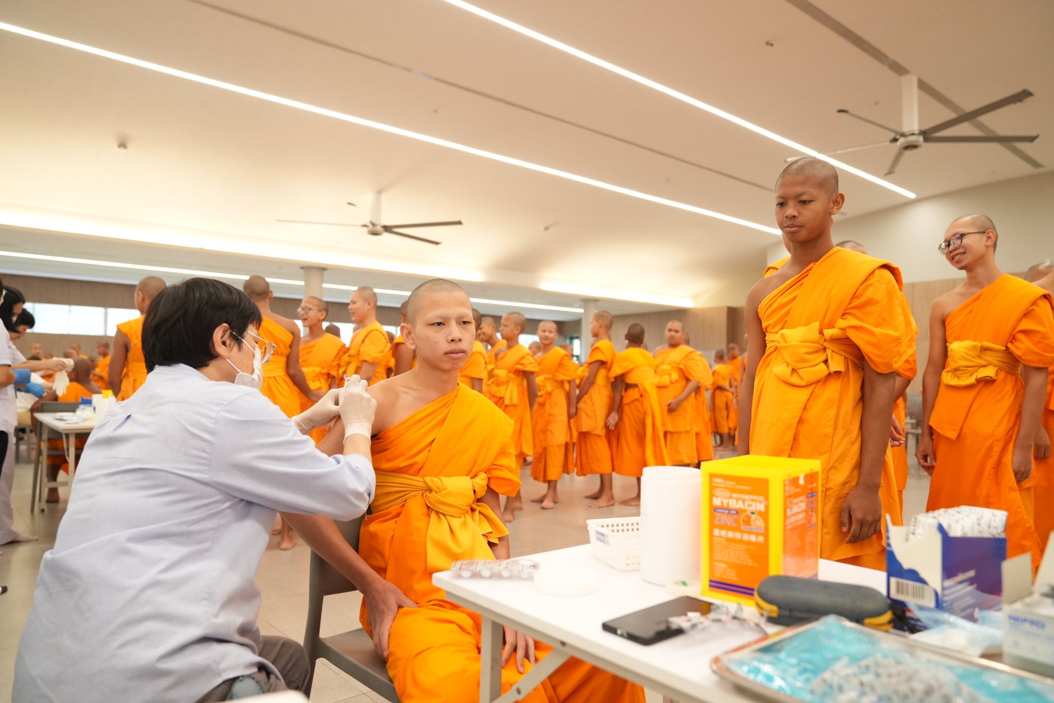 อบจ.ปทุมฯ จัดวัคซีนไข้หวัดใหญ่ 500 โดสถวายสามเณรวัดพระธรรมกาย