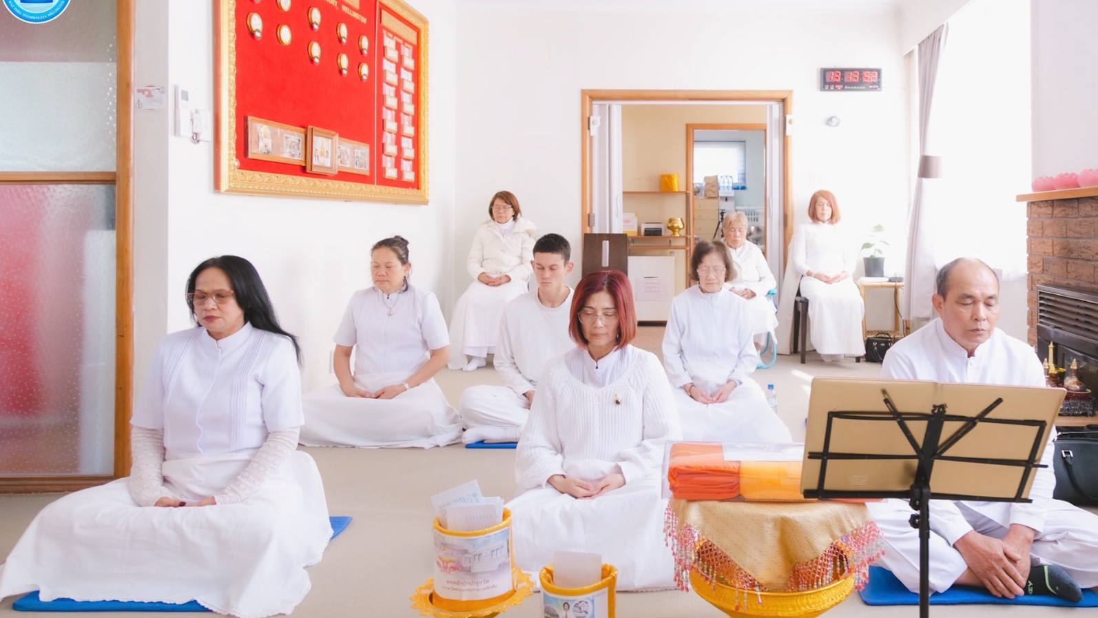 ประธานสงฆ์นำนั่งสมาธิ เพื่อกลั่นกาย วาจา ใจ ให้สะอาดบริสุทธิ์ ก่อนที่จะสั่งสมมหาทานบารมี