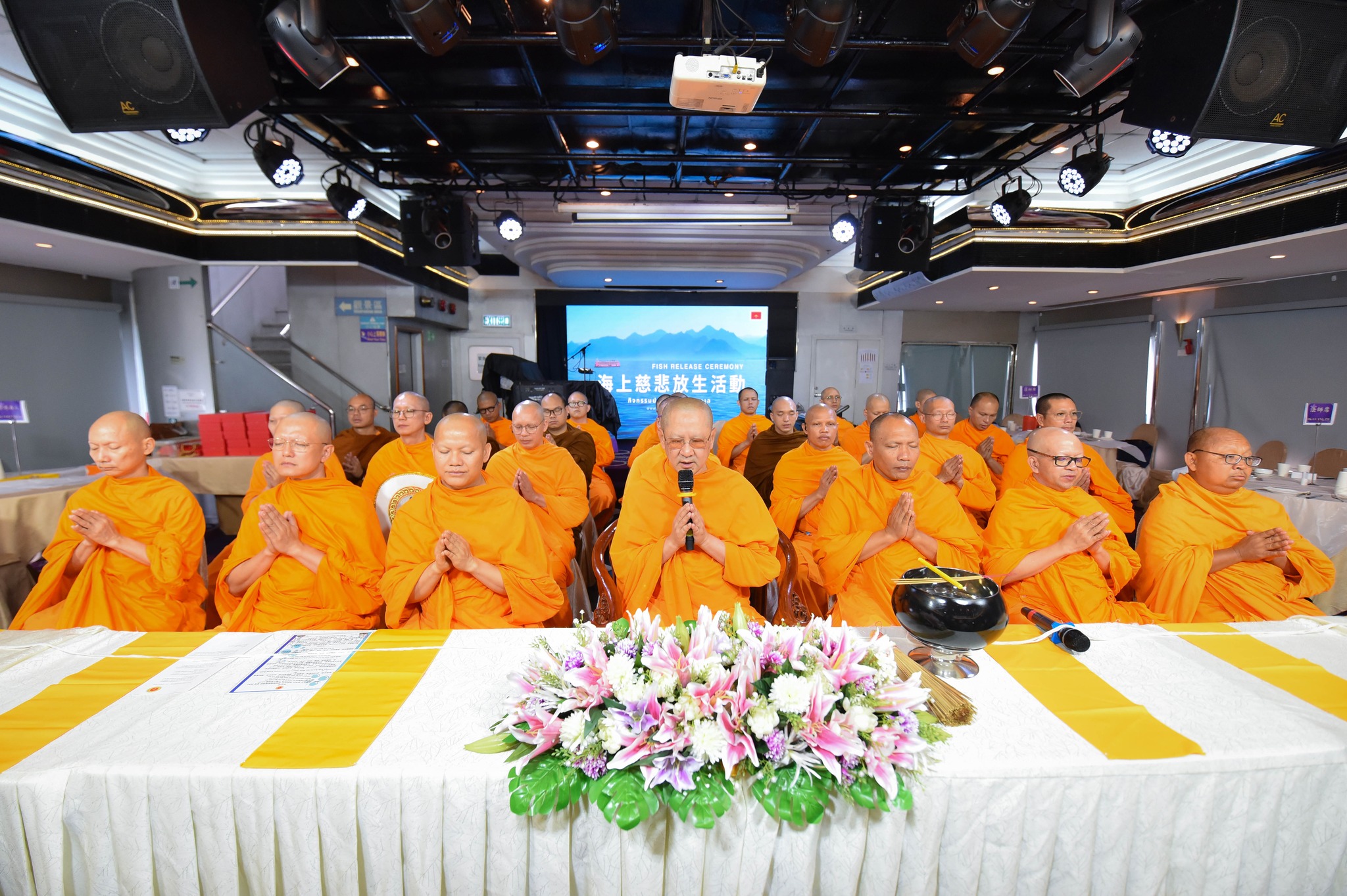 วัดพระธรรมกายฮ่องกง จัดพิธีปล่อยปลาบนเรือใหญ่กลางอ่าวฮ่องกง