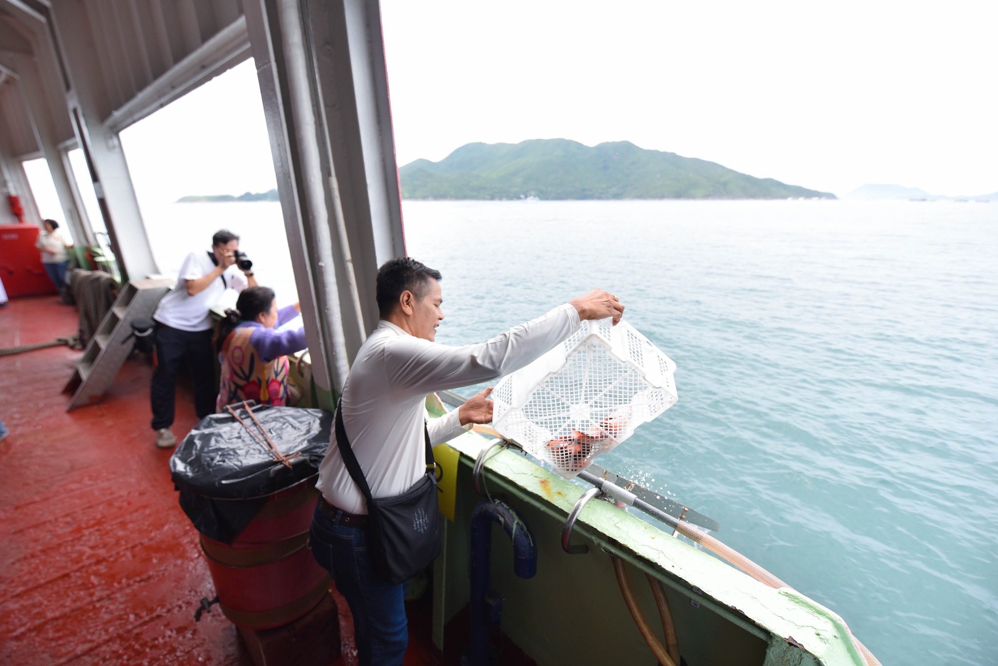 วัดพระธรรมกายฮ่องกง จัดพิธีปล่อยปลาบนเรือใหญ่กลางอ่าวฮ่องกง