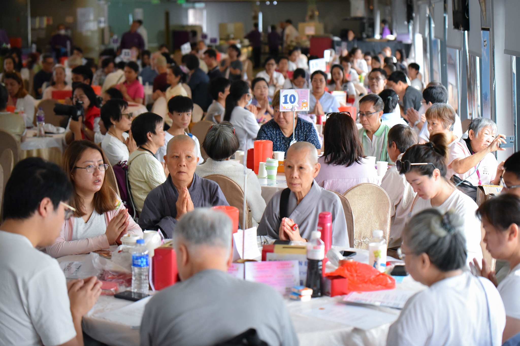วัดพระธรรมกายฮ่องกง จัดพิธีปล่อยปลาบนเรือใหญ่กลางอ่าวฮ่องกง