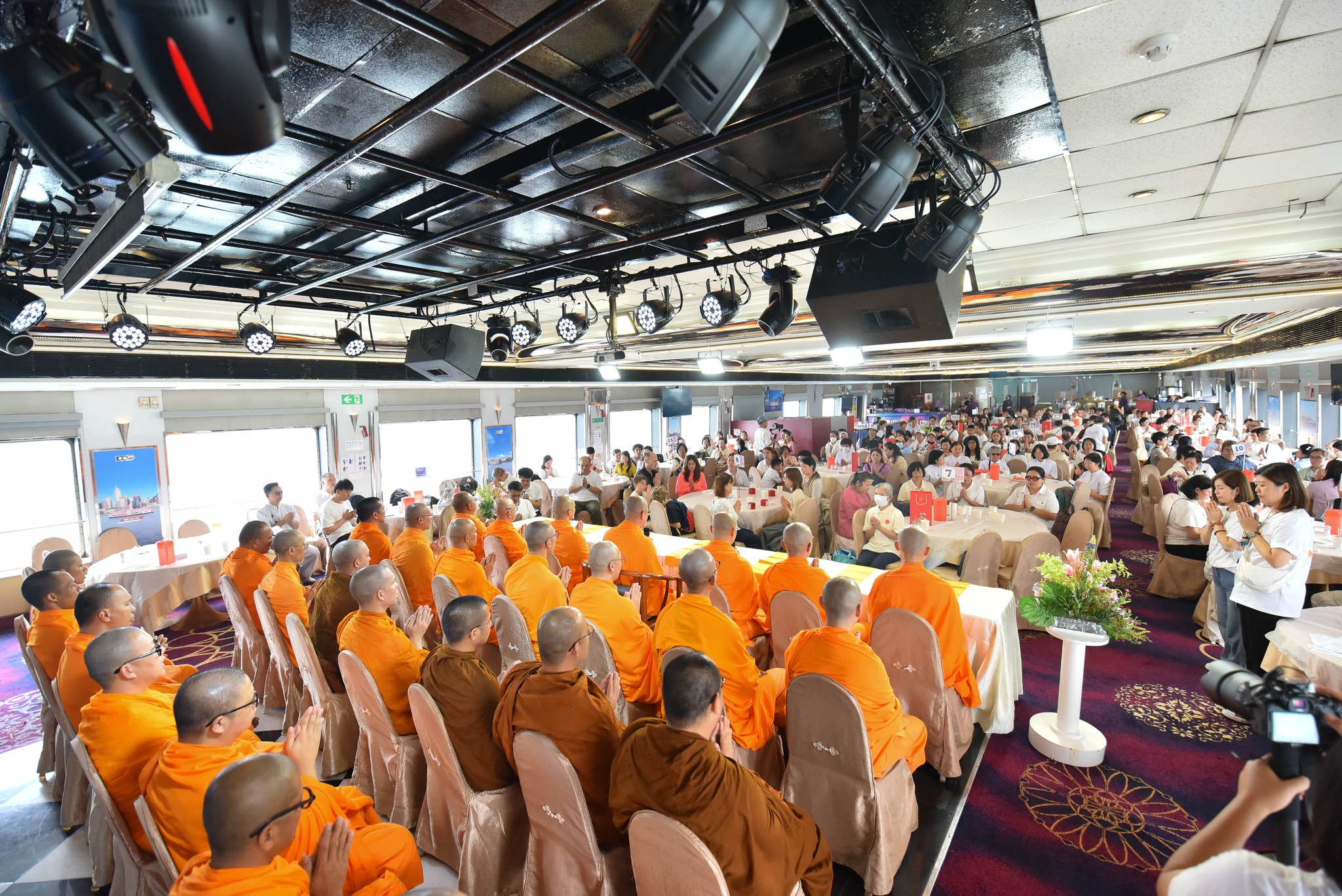 วัดพระธรรมกายฮ่องกง จัดพิธีปล่อยปลาบนเรือใหญ่กลางอ่าวฮ่องกง