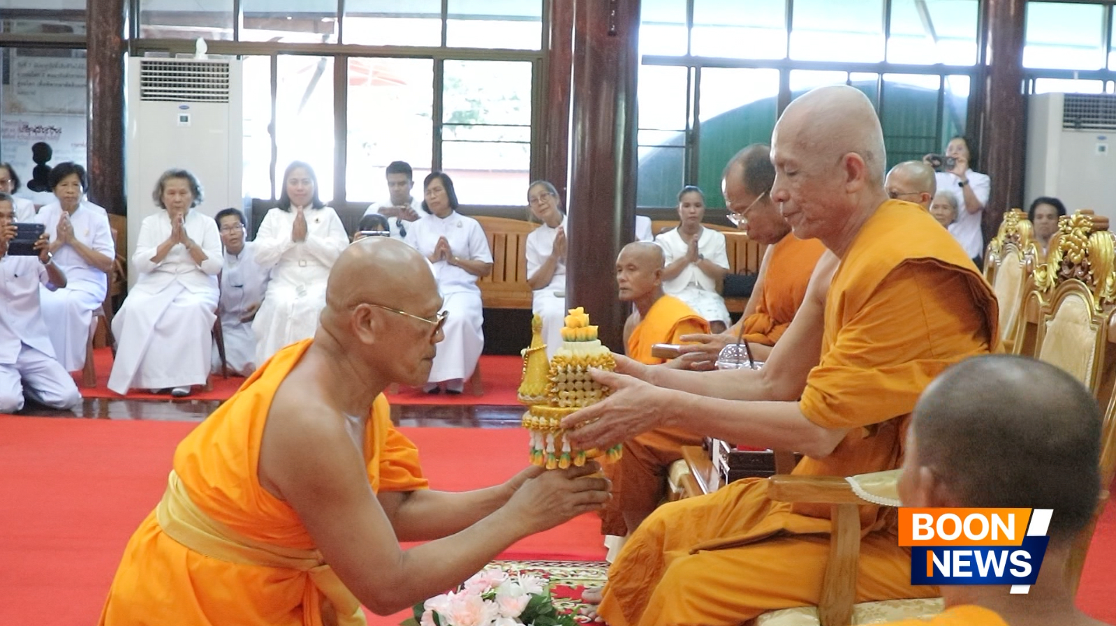 พระใบฎีกาสถาปัตย์ สุรพนฺโธ ได้ถวายพานธูปเทียนแพและพานดอกไม้แด่พระครูศรีพรหมาภิวัฒน์ เจ้าคณะอำเภอพรหมบุรี ท่านประธานสงฆ์