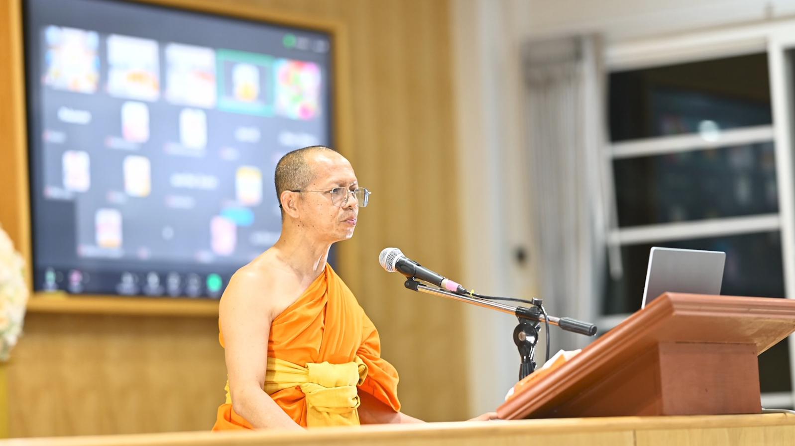 พระอาจารย์ได้เมตตาแสดงธรรมเรื่องความสำคัญของวันวิสาขบูชา