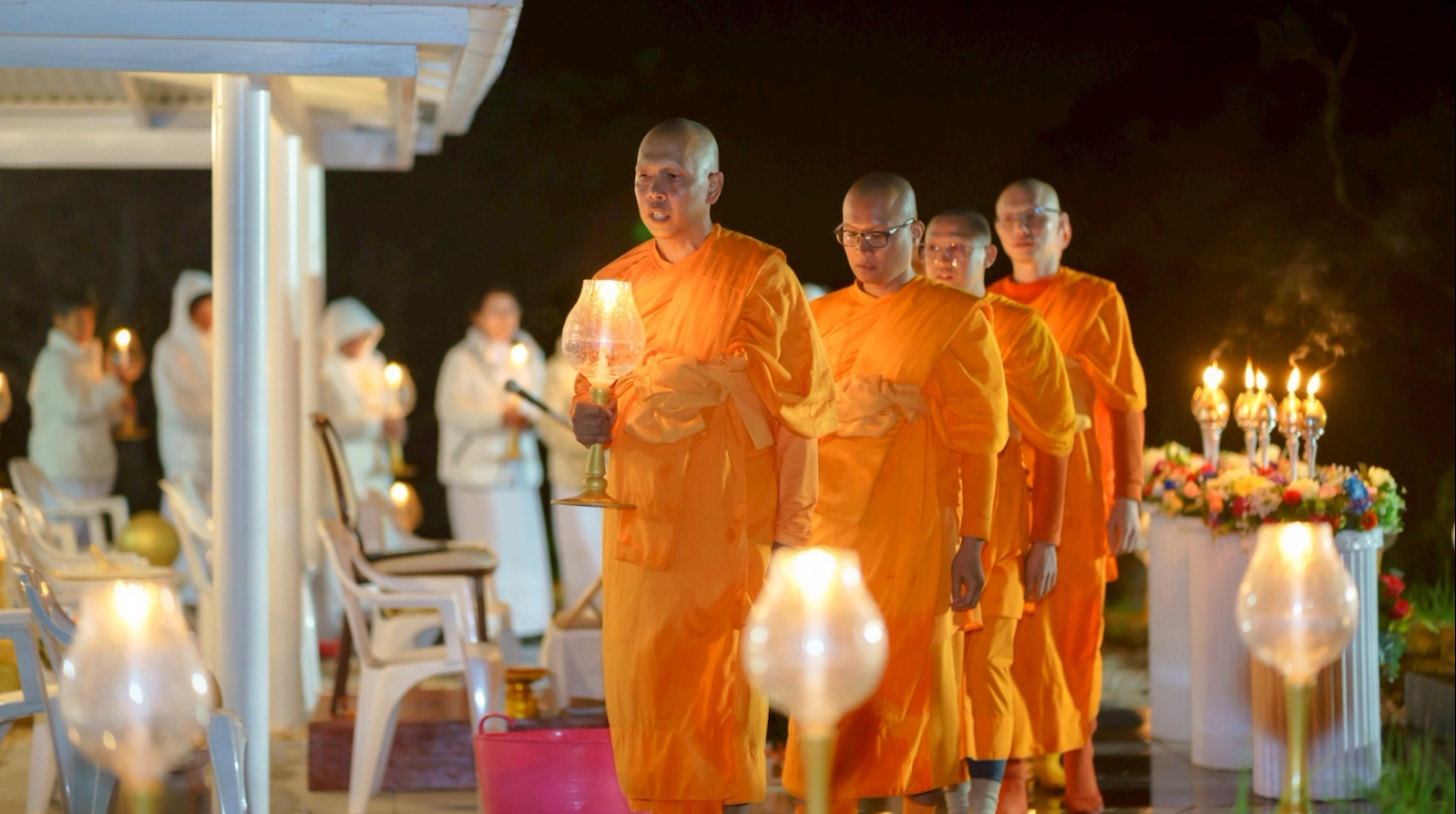 ร่วมกันเวียนประทักษิณ ทั้งยังได้สวดบทอิติปิโส 3 รอบ 3 จบ