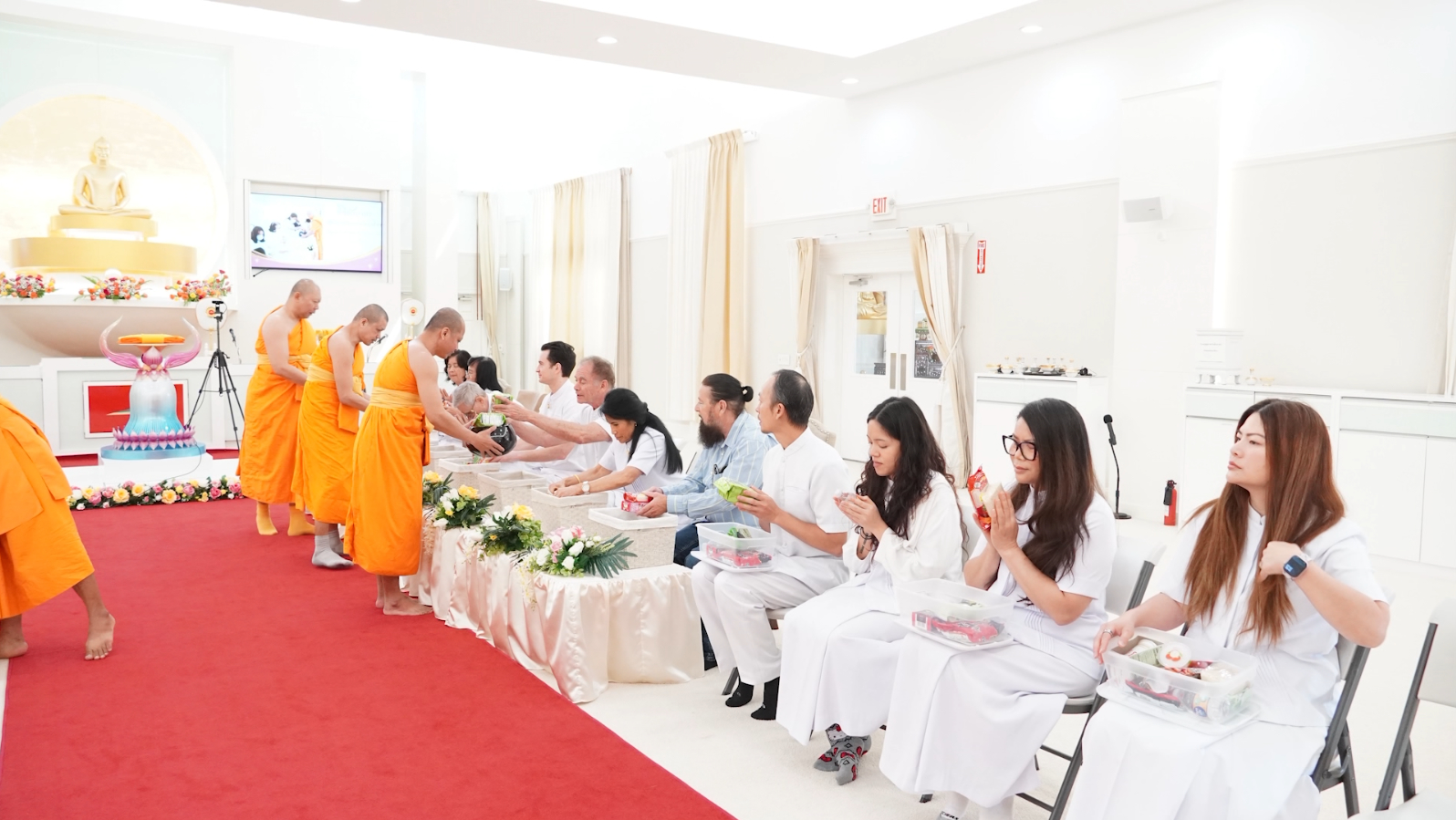 วัดพระธรรมกายฟลอริดา จัดพิธีทอดผ้าป่าบำรุงวัด