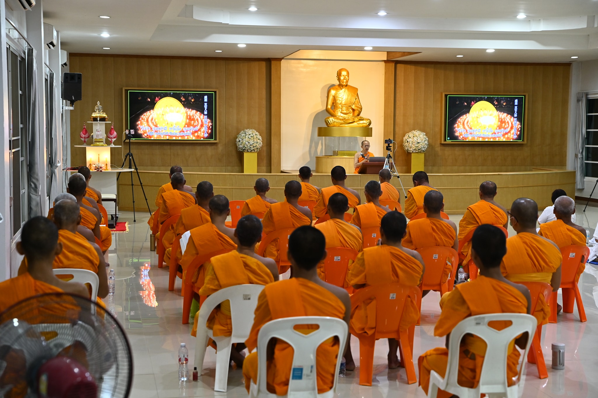 สวดมนต์บทธัมมจักกัปปวัตตนสูตร ซึ่งการสวดมนต์นี้นับเป็นบุญมาก เป็นทางมาแห่งบุญ ผู้สวดจะมีแต่ความสุขยิ่งๆขึ้นไป